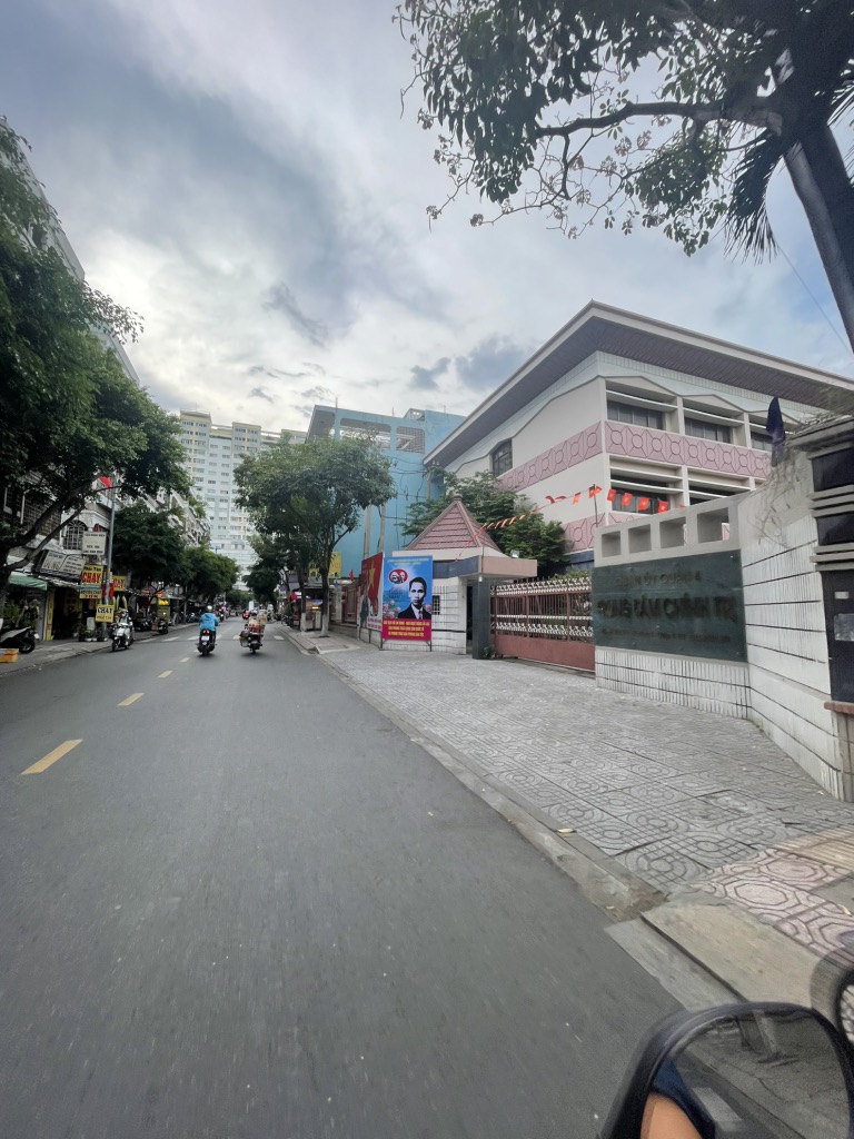 Ngay Trường Đảng - 5 Tầng - Ngang hơn 5m - 12 tỷ nhỉnh - Full nội thất xin sò - Sổ vuông vức đẹp