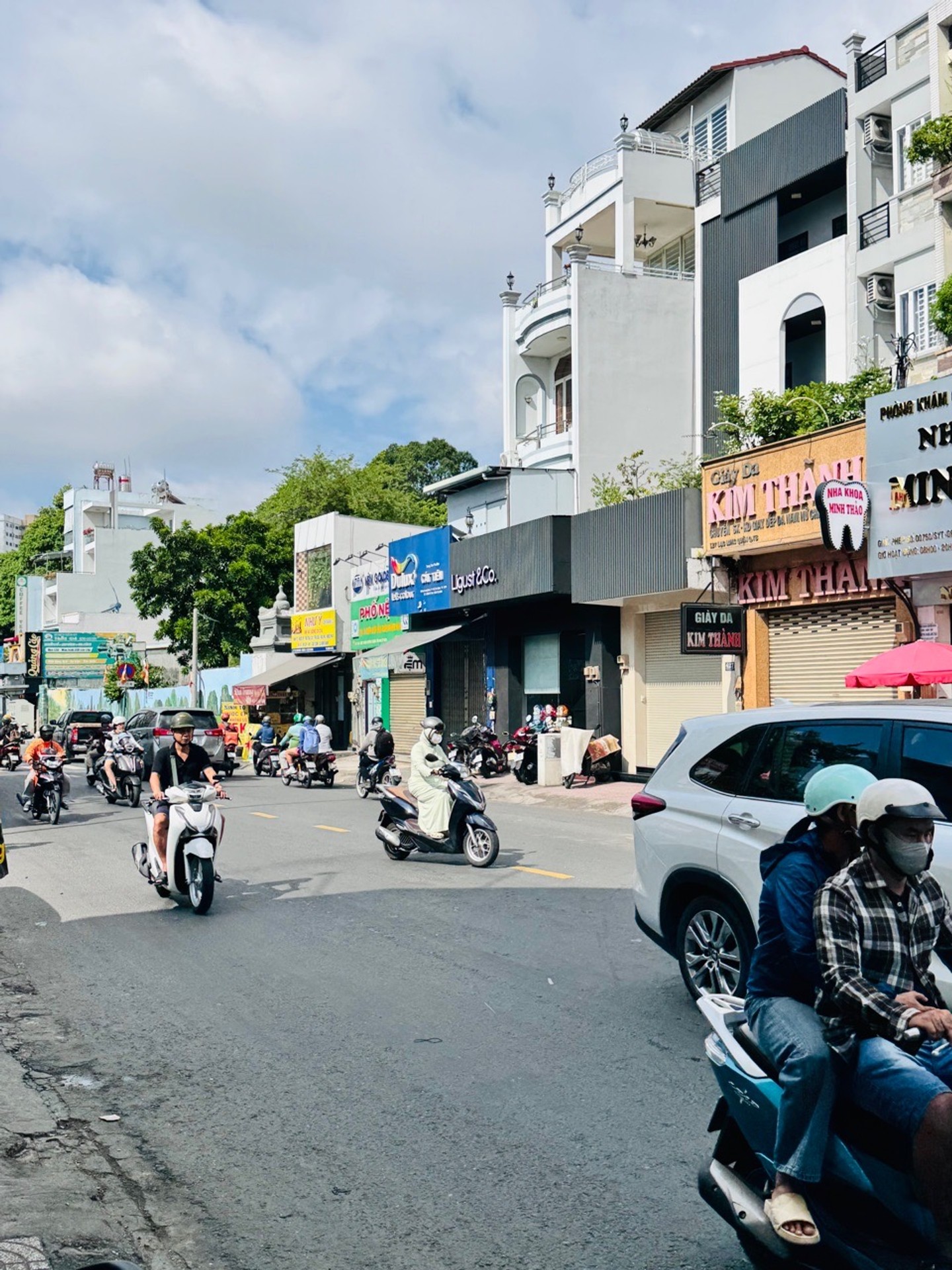 Nhà mặt phố Lạc Long Quân, Tân Bình tiện kinh doanh sầm uất