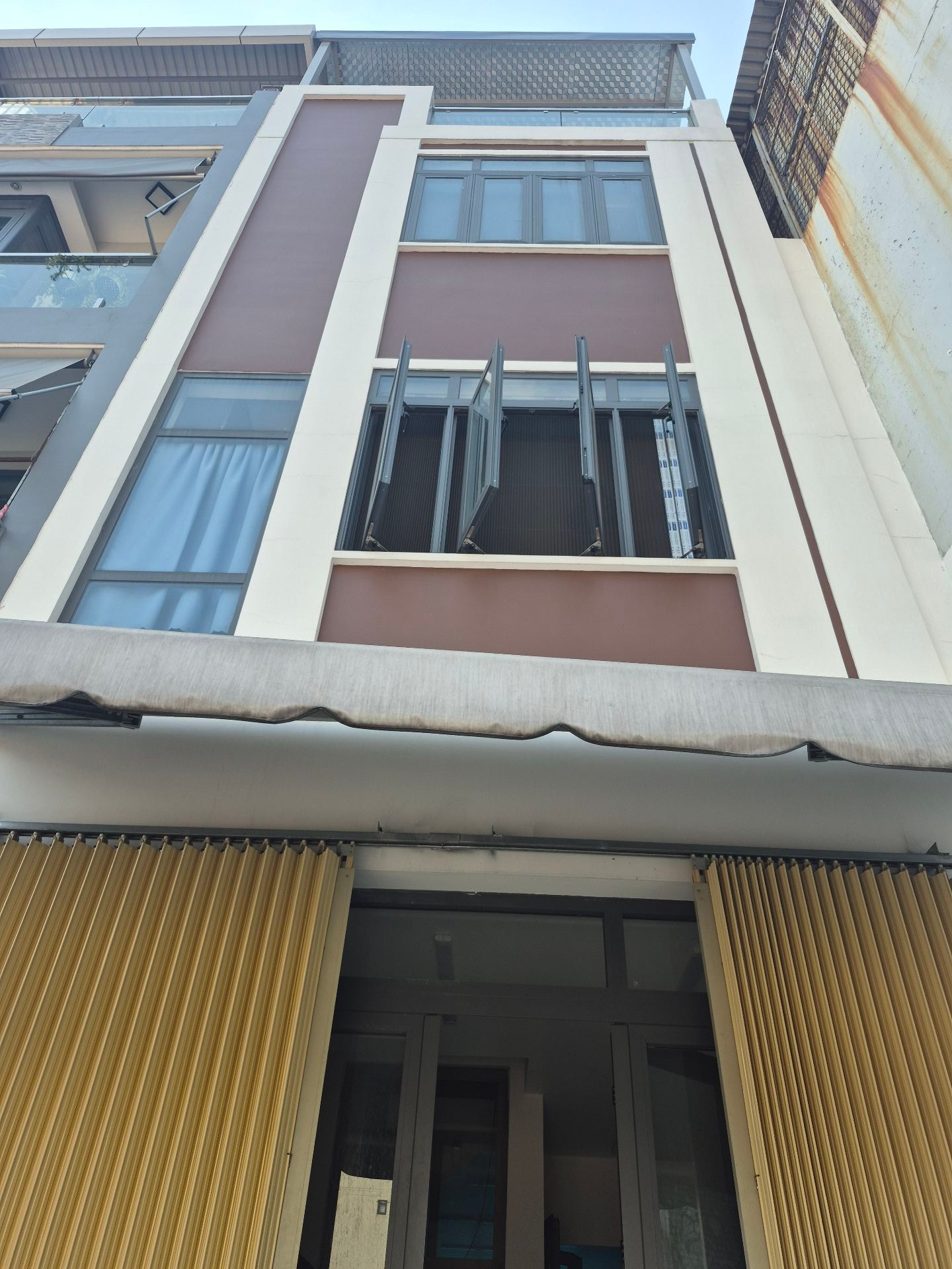 Nhà 2 tầng, DT 4,318 90m2 , ngày lê trọng tấn , hẻm ô tô tránh nhau ..