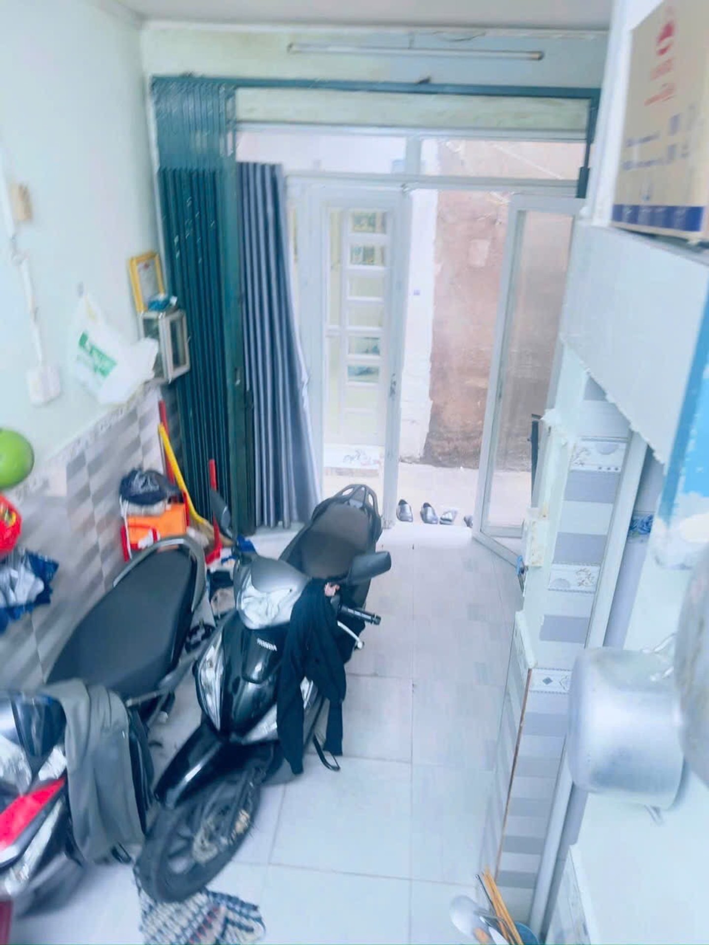 Nhà 3 tầng siêu xinh trên Lạc Long Quân, sẵn sàng ở ngay