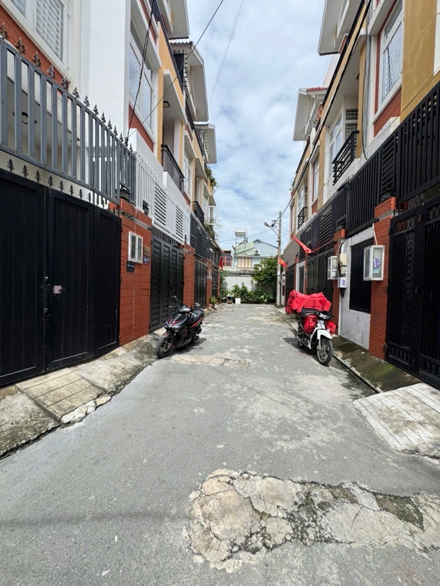 Nhà 3 tầng gần Vạn Phúc City, diện tích 51m2, giá 6.8 tỷ