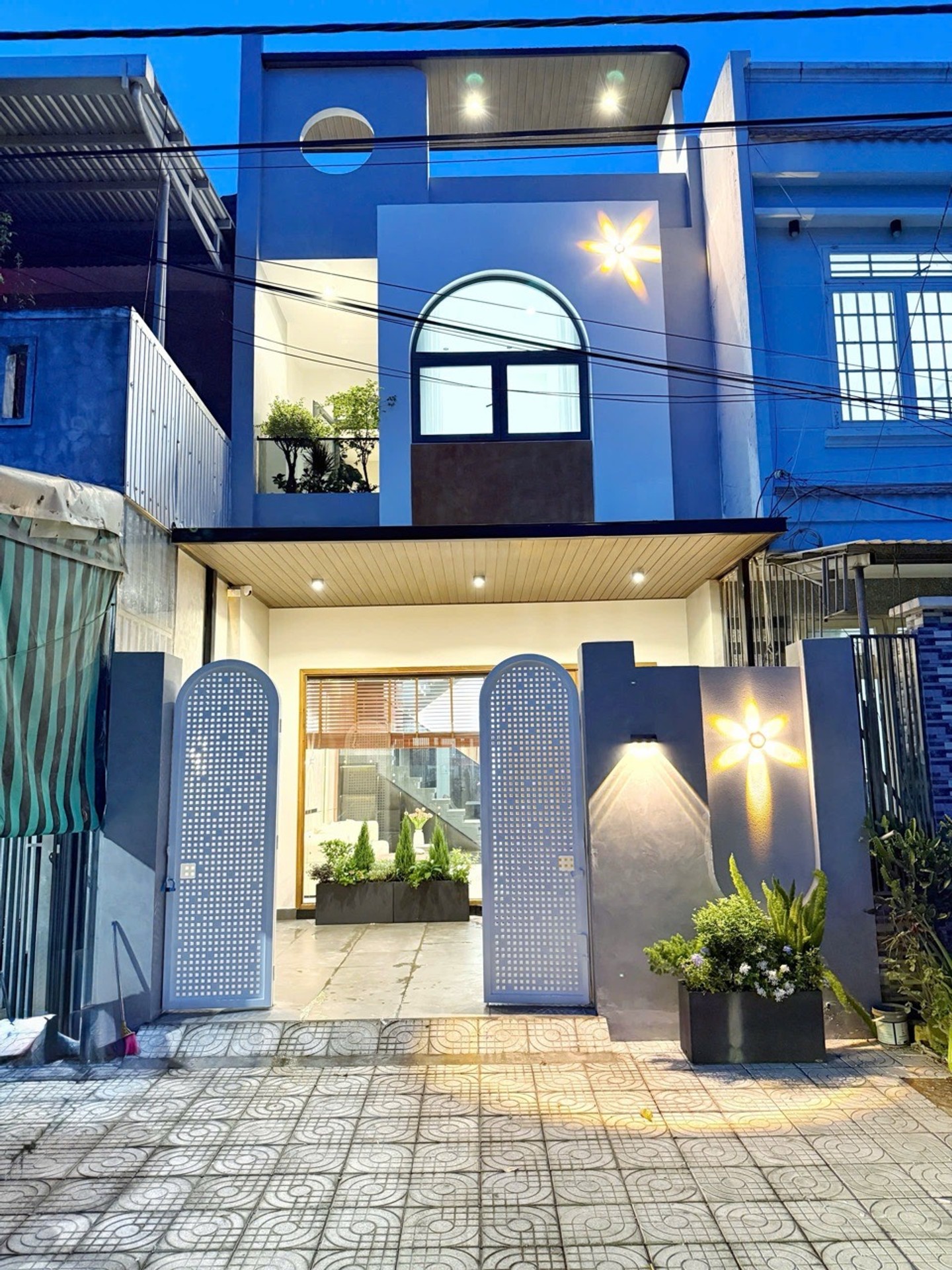 Nhà mặt phố sát biển Hòa Minh, tiện nghi sang trọng