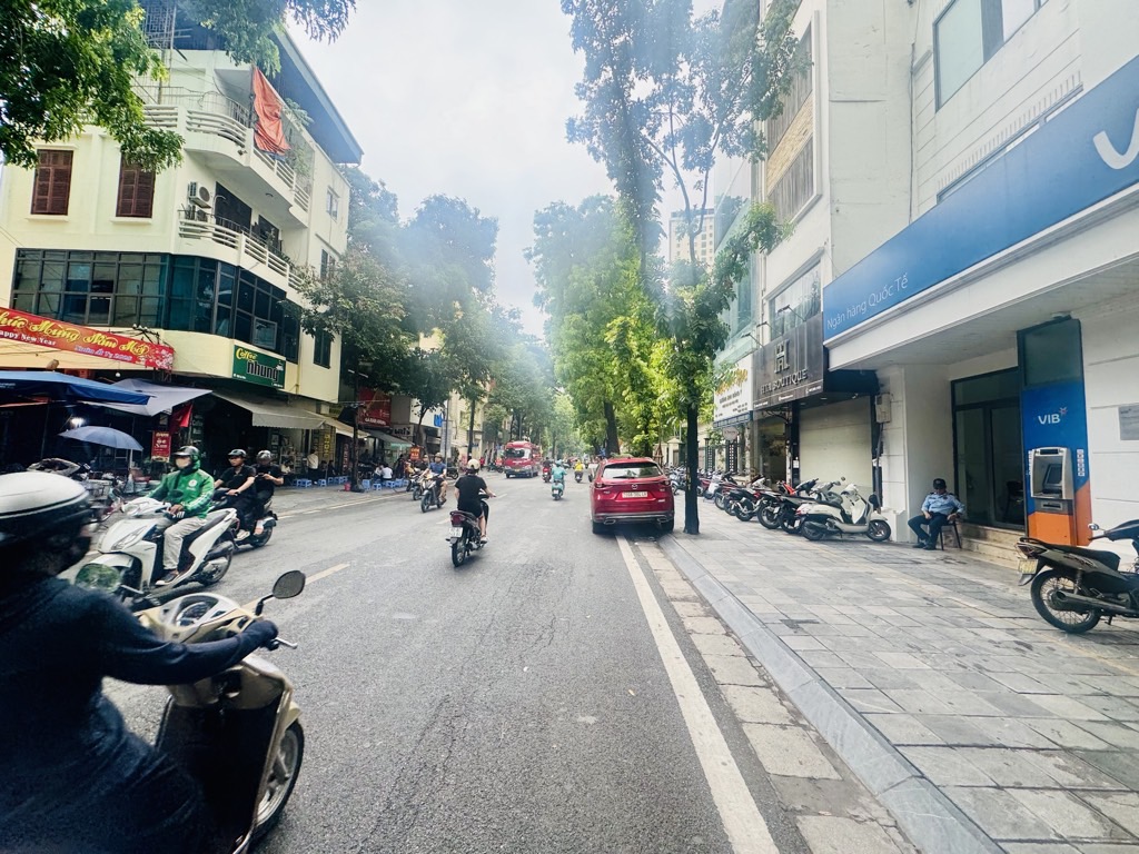 Nhà mặt phố hiếm có tại trung tâm quận Hai Bà Trưng với mặt tiền rộng và tiện nghi đẳng cấp
