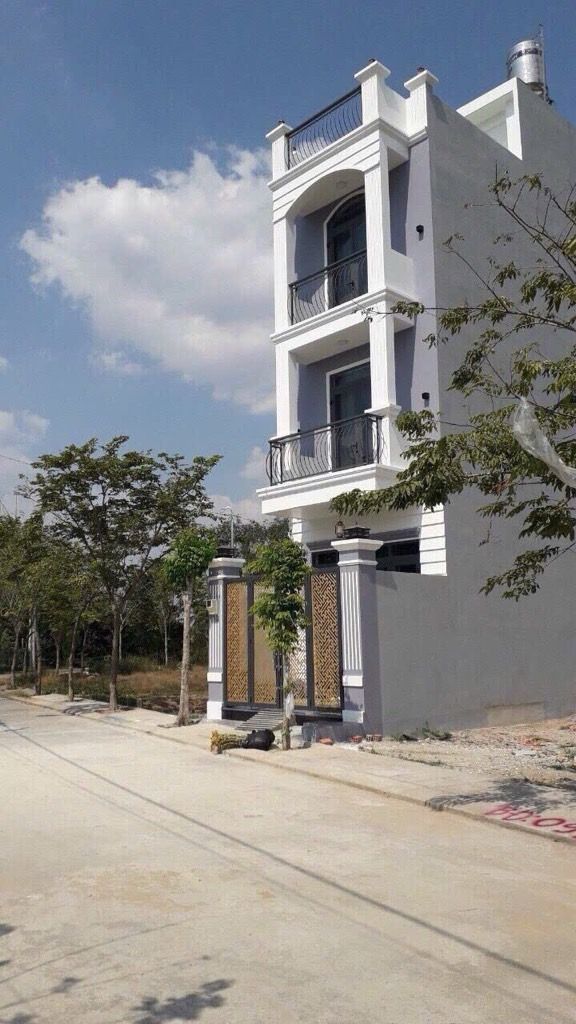 Đường Lò Lu đang hoàn thiện mở rộng 30m.
Cạnh Chung cư View thoáng mát.
- DT 4 X15,3m. Kết cấu 4