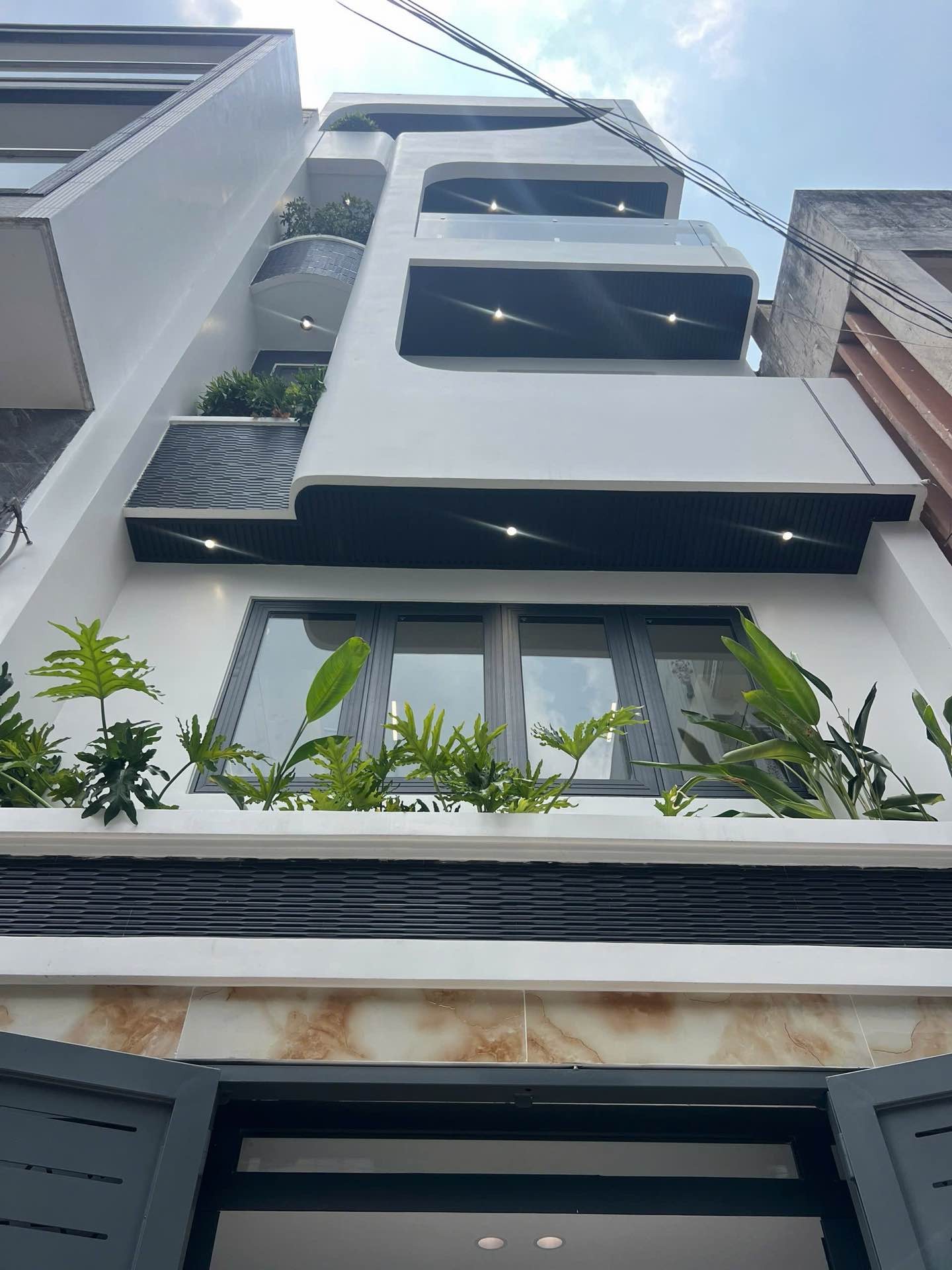 Cơ hội vàng sở hữu nhà 5 tầng hiện đại tại Lê Văn Quới, giá tốt khó lòng có lại
