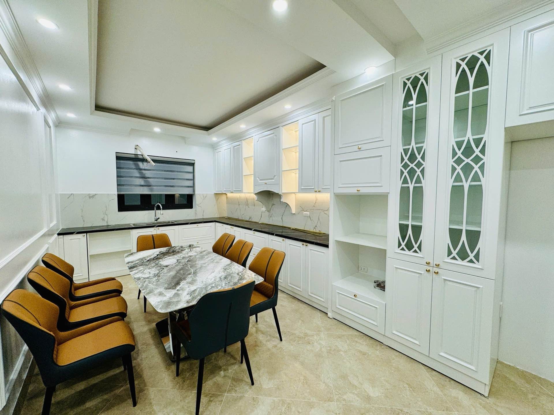Nhà 5 tầng đẹp Giáp Bát, ô tô đỗ, tiện kinh doanh