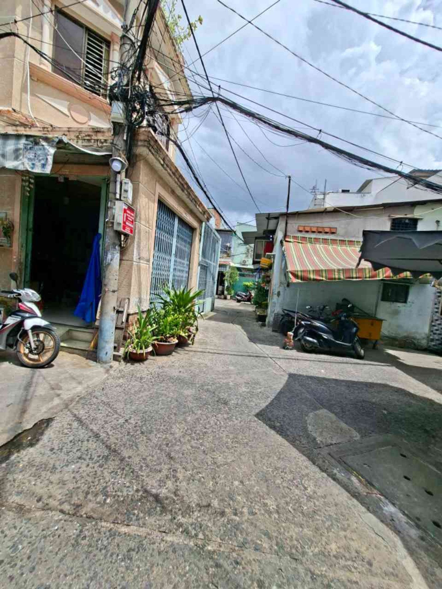 Nhà 2 tầng trung tâm Quận 11 giá tốt, tiện ích quanh đầy đủ