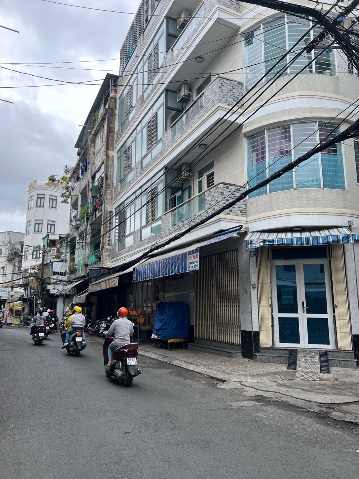 🏠 Diện tích: 4,8m x 3,5m Hẻm 3,5m sạch. 🏗️ Kết cấu: 3 tầng 🛏️ Phòng khách, 2 phòng ngủ, 3 WC ✨