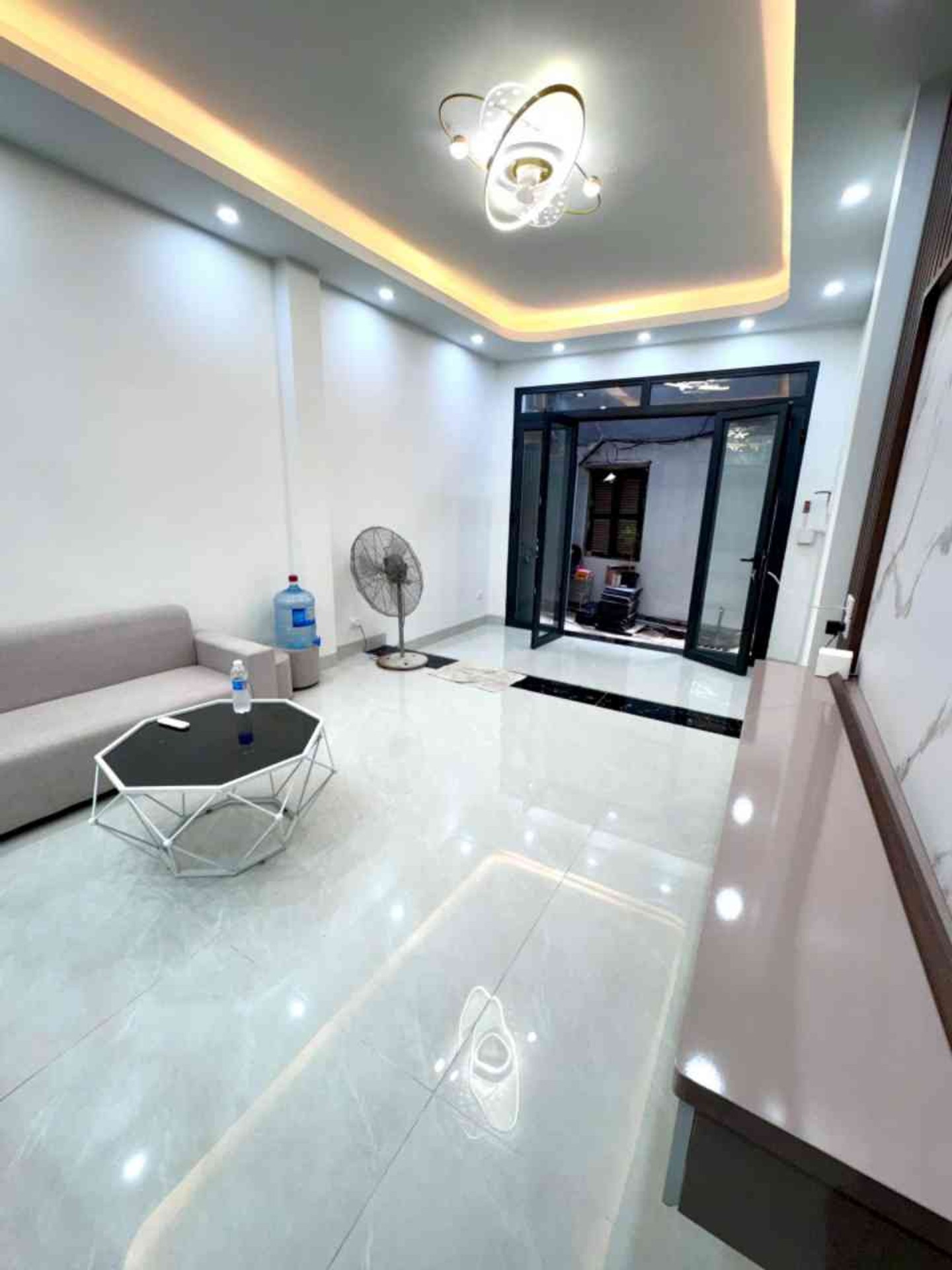 Nhà 7 tầng thang máy siêu hiện đại ngay Phan Phù Tiên