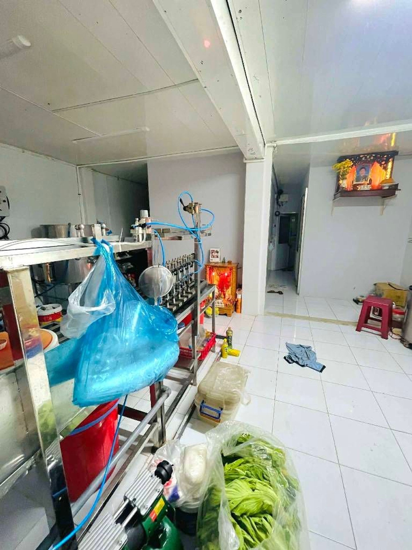 Kết cấu: 1 trệt, 1 lầu, có thể chia làm 2 căn, 6PN, 4WC. Khu vực kinh doanh doanh sầm uất.