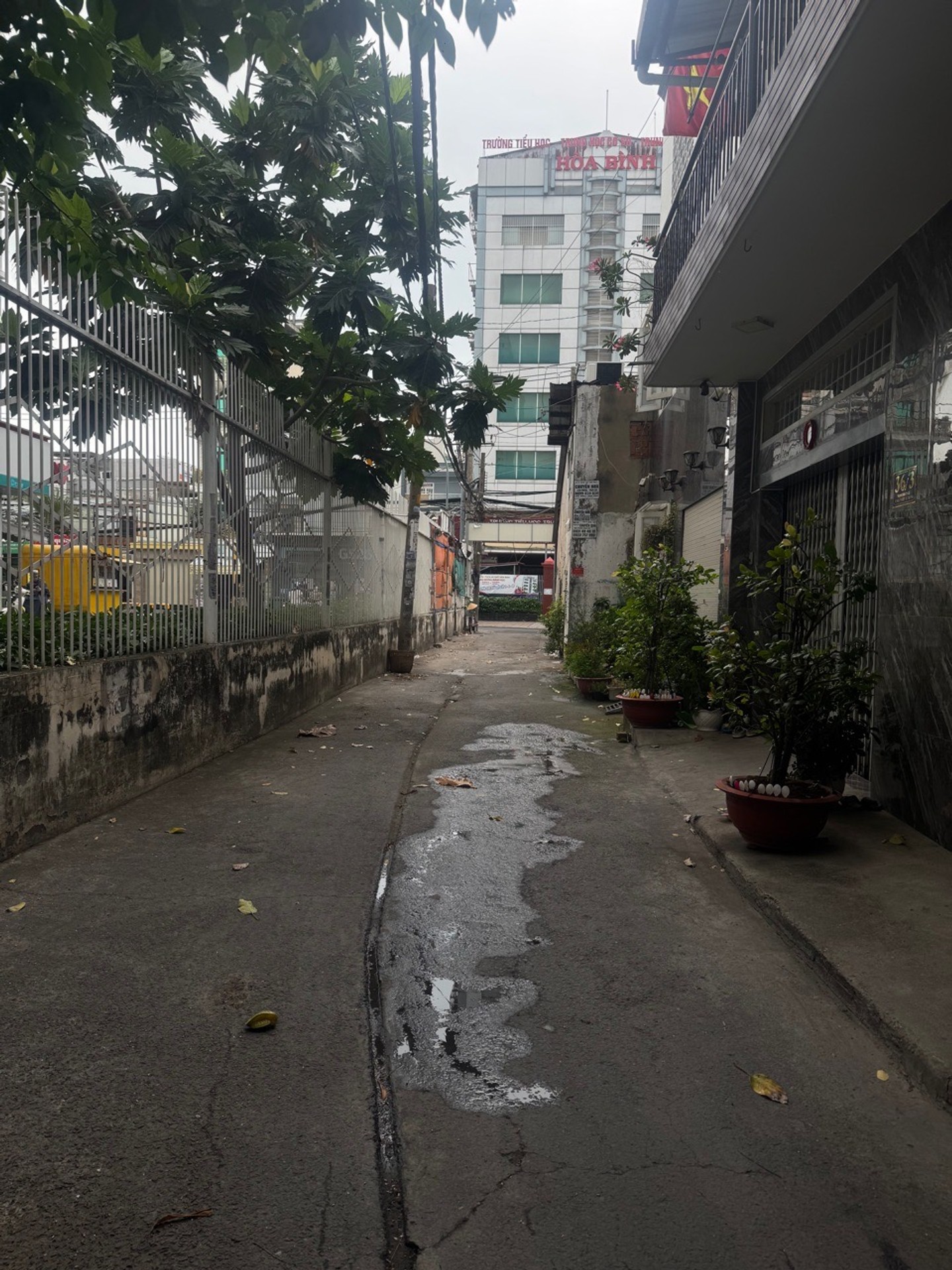 Nhà ngõ xe hơi rộng rãi, tiện ích đầy đủ tại Trịnh Đình Thảo