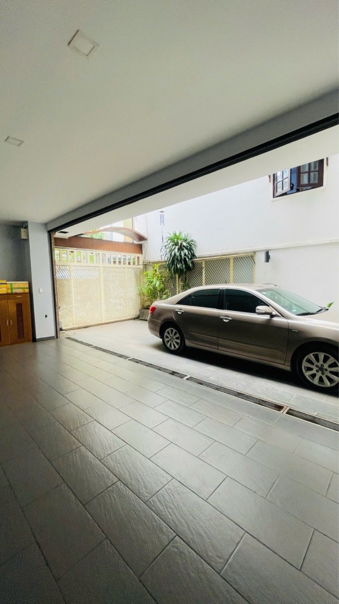 Kết cấu: 4 tầng kiên cố, sân đỗ xe hơi trong nhà có thể để tầm 4 chiếc, 4 PN master, tầng nào cũng