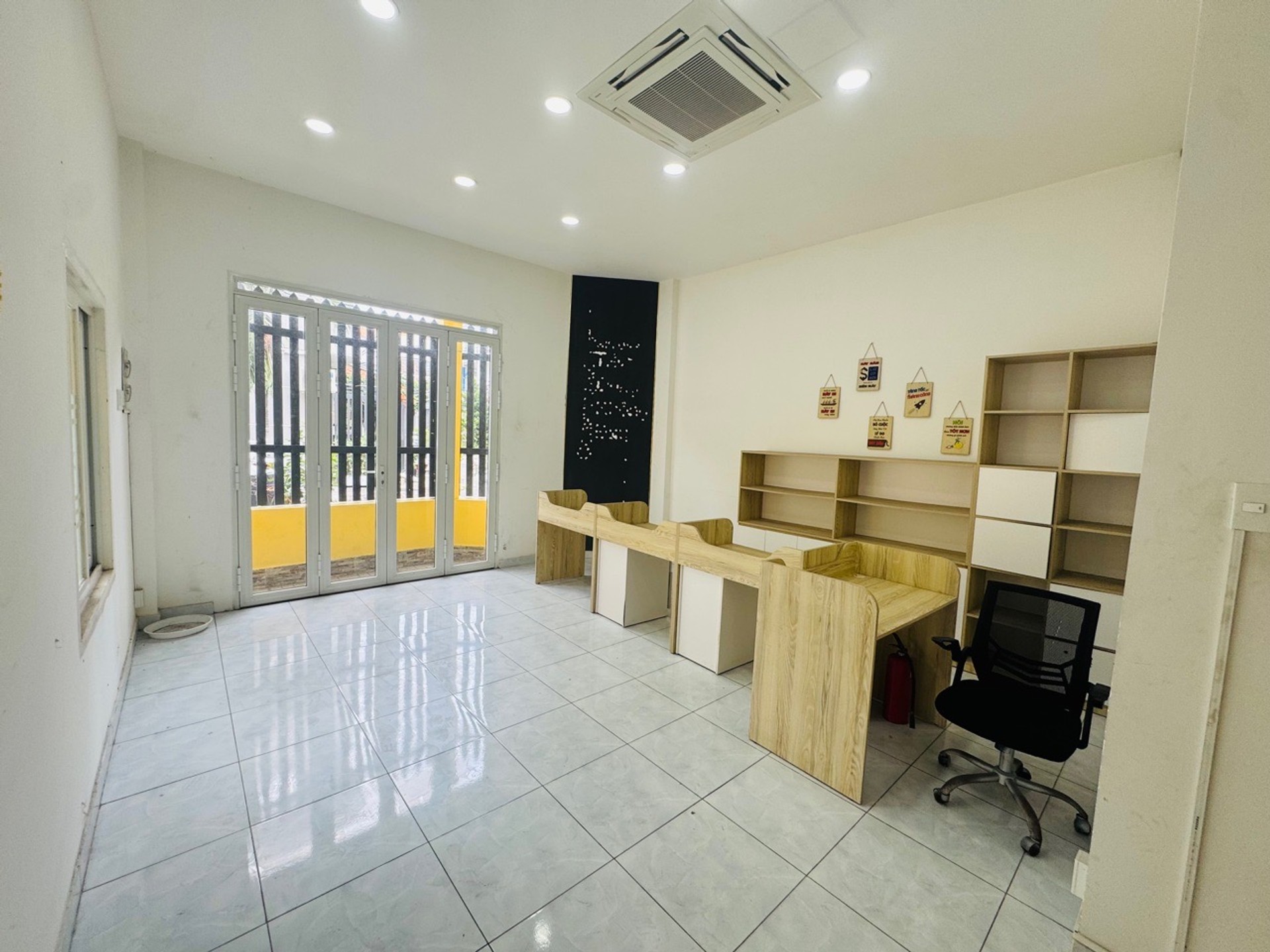Văn phòng công ty hoặc sản xuất đều phù hợp. Hệ thống điều hoà âm trần mới, Thang máy xịn sò.