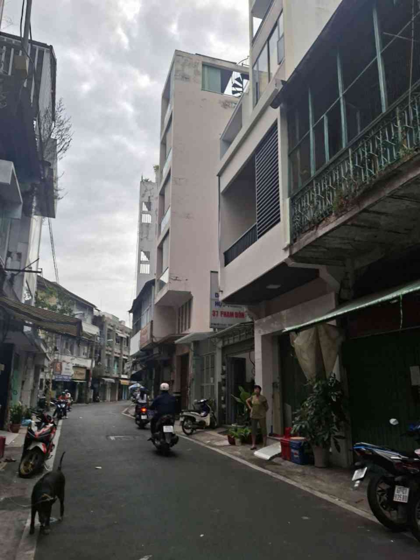 trệt , lửng, 1 lầu. 3PN. - Đang cho thuê. Dòng tiền 30tr/tháng. - ngay mặt tiền đường Phạm Đông. Kế