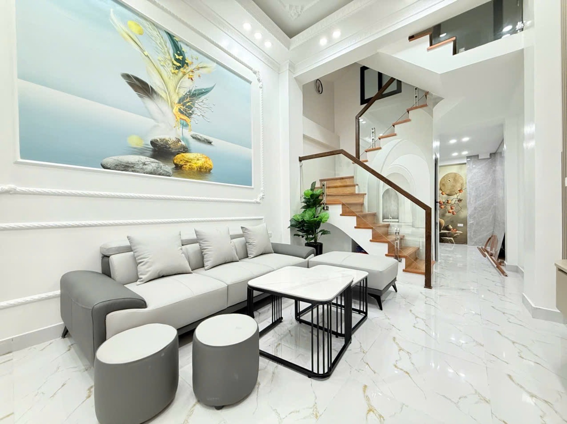 🏦 NHÀ ĐẸP PHỐ HOÀNG QUÝ – NGÕ 4M – SÂN CỔNG RIÊNG – Ở NGAY