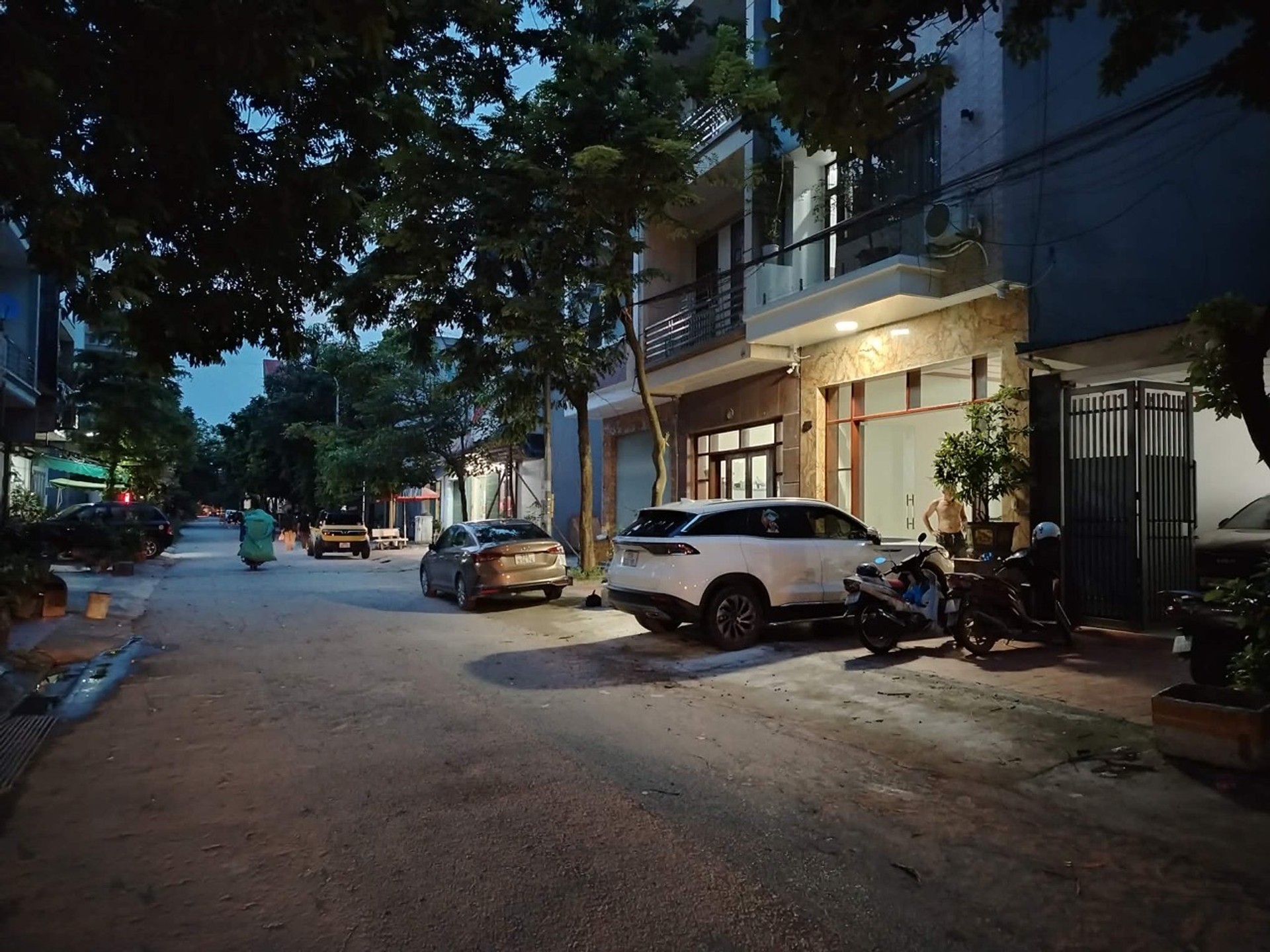 Nhà mặt phố Đồng Kỵ sầm uất, vỉa hè rộng, ô tô tránh tiện lợi