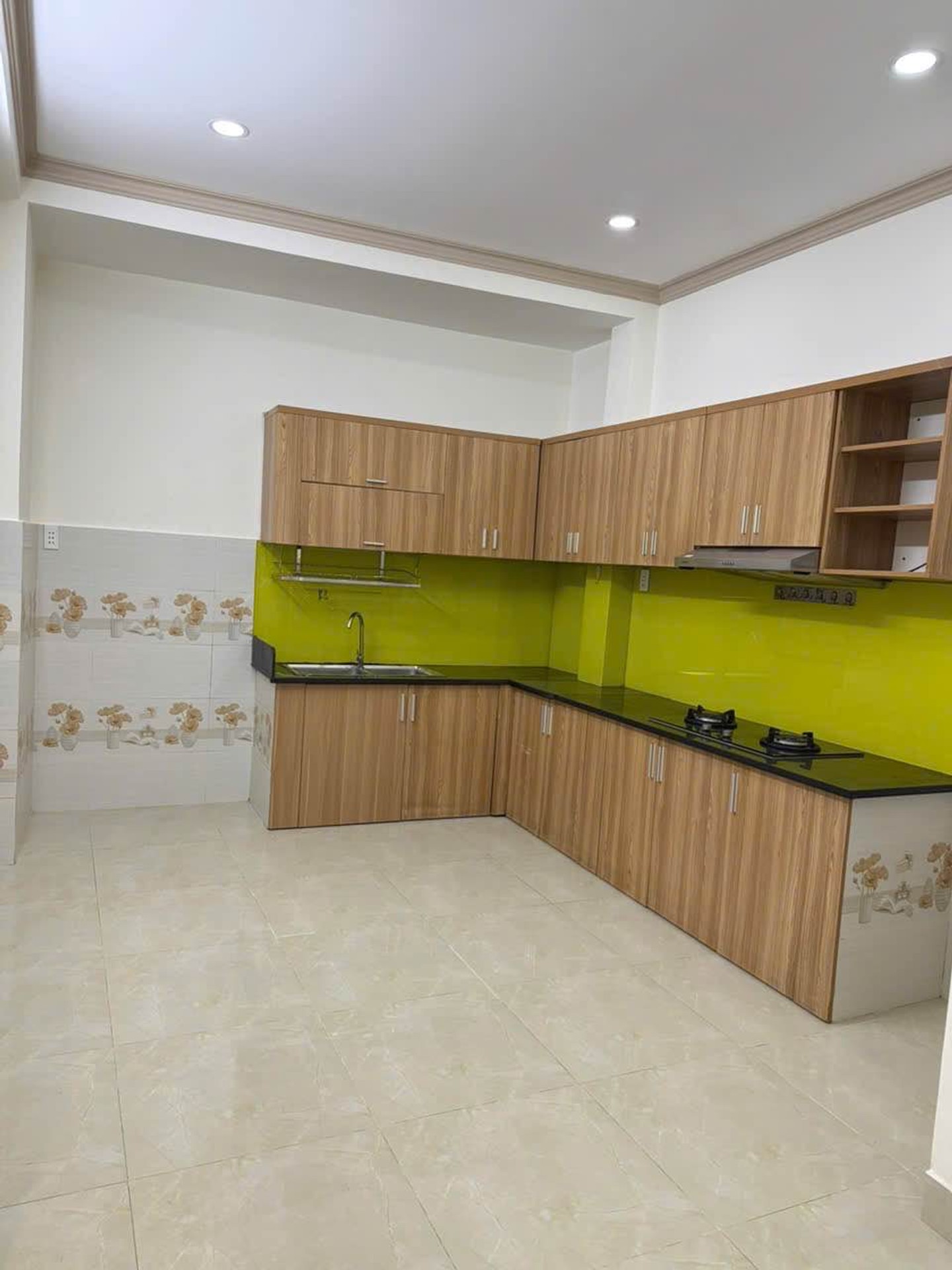 Bán nhà 2 tầng 2PN hẻm rộng khu Tân Bình giáp Phú Nhuận