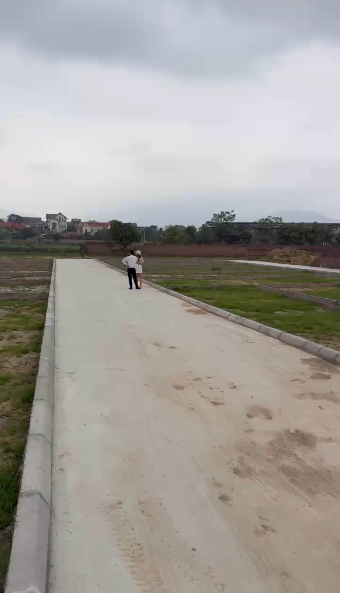 Bán đất phân lô tại khu vực có sổ đỏ, mặt tiền 6.5m, giá 2.5 tỷ/lô
