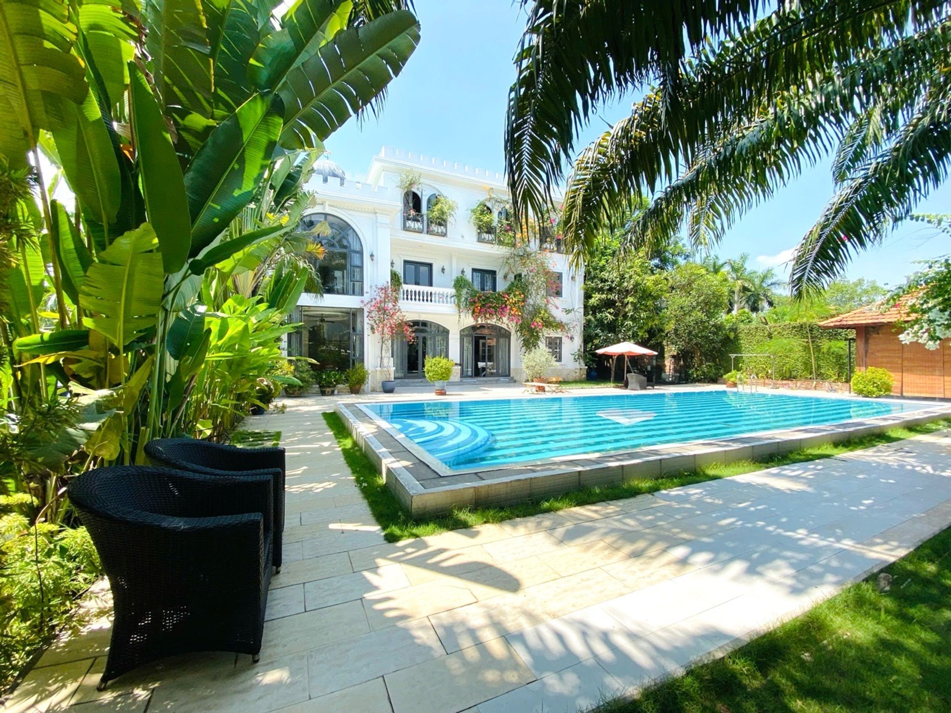 Bán biệt thự mặt tiền rộng 40m, khuôn viên 3500m2 tại Hóc Môn