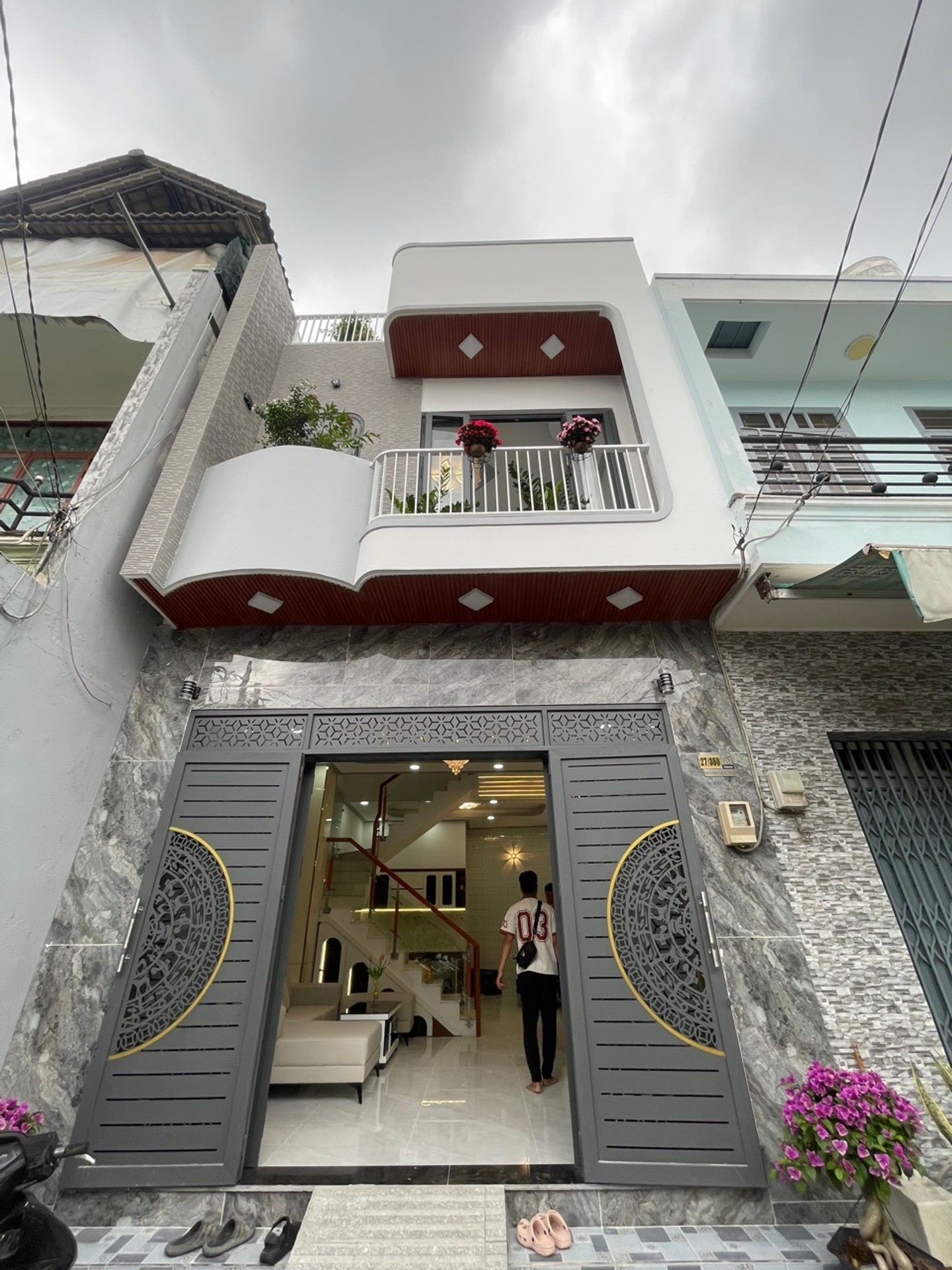 giáp Quận 6.
Các đường chính Kinh Dương Vương, An Dương Vương, Võ Văn Kiệt, thuận tiện về các quận