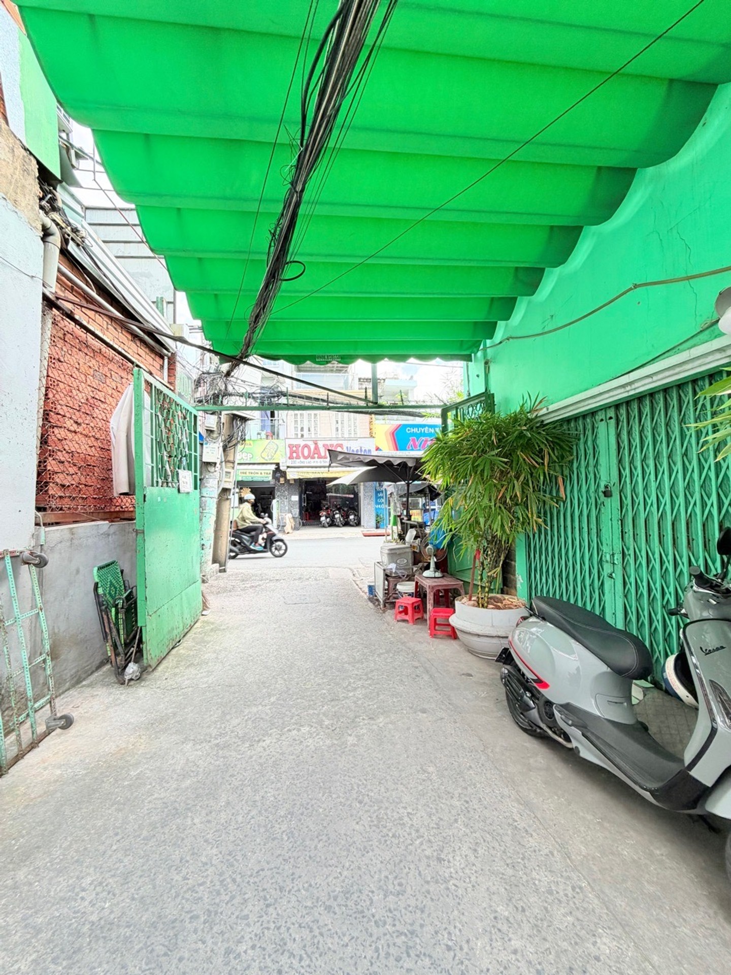 Nhà mặt tiền Hồng Lạc rộng thoáng, ô tô vào nhà – giá tốt nhất khu vực