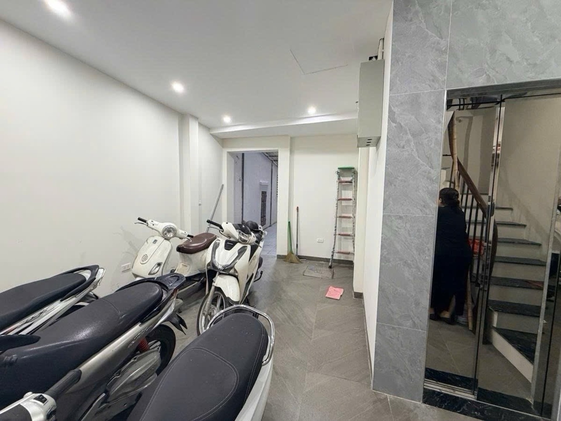 Bán nhà 6 tầng có thang máy tại Đống Đa, gần hồ lớn, thích hợp kinh doanh căn hộ dịch vụ