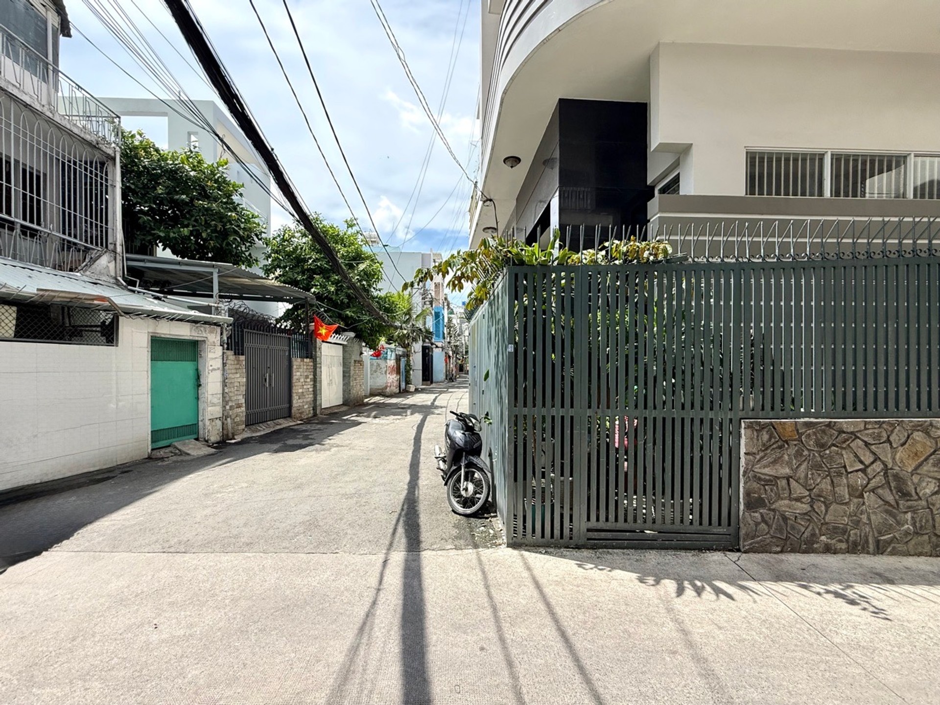 Nhà hẻm xe hơi Quận 10, tiện lợi và hiện đại