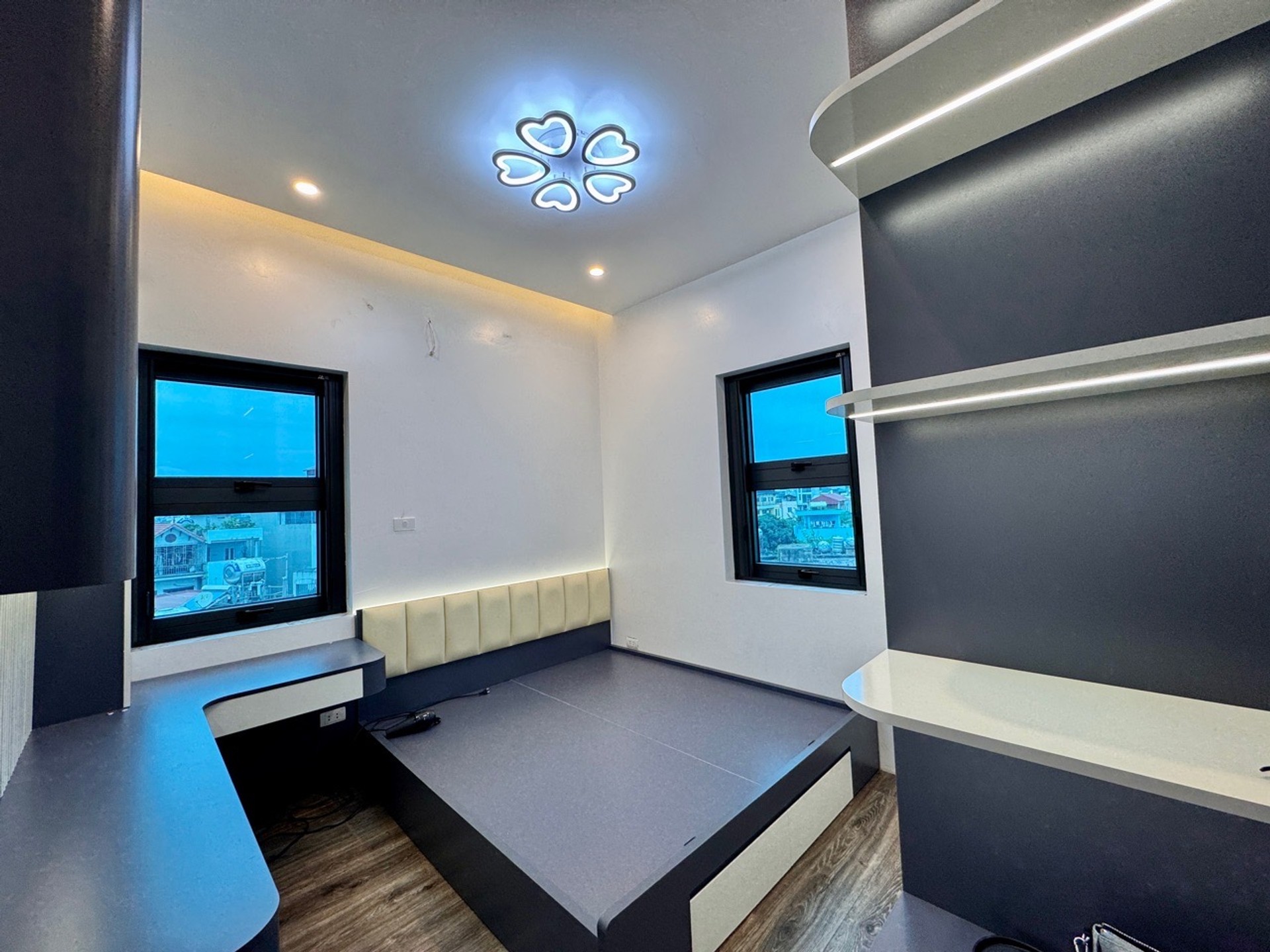 Bán căn hộ chung cư Thạch Bàn 45m2 2 phòng ngủ lô góc gần hồ