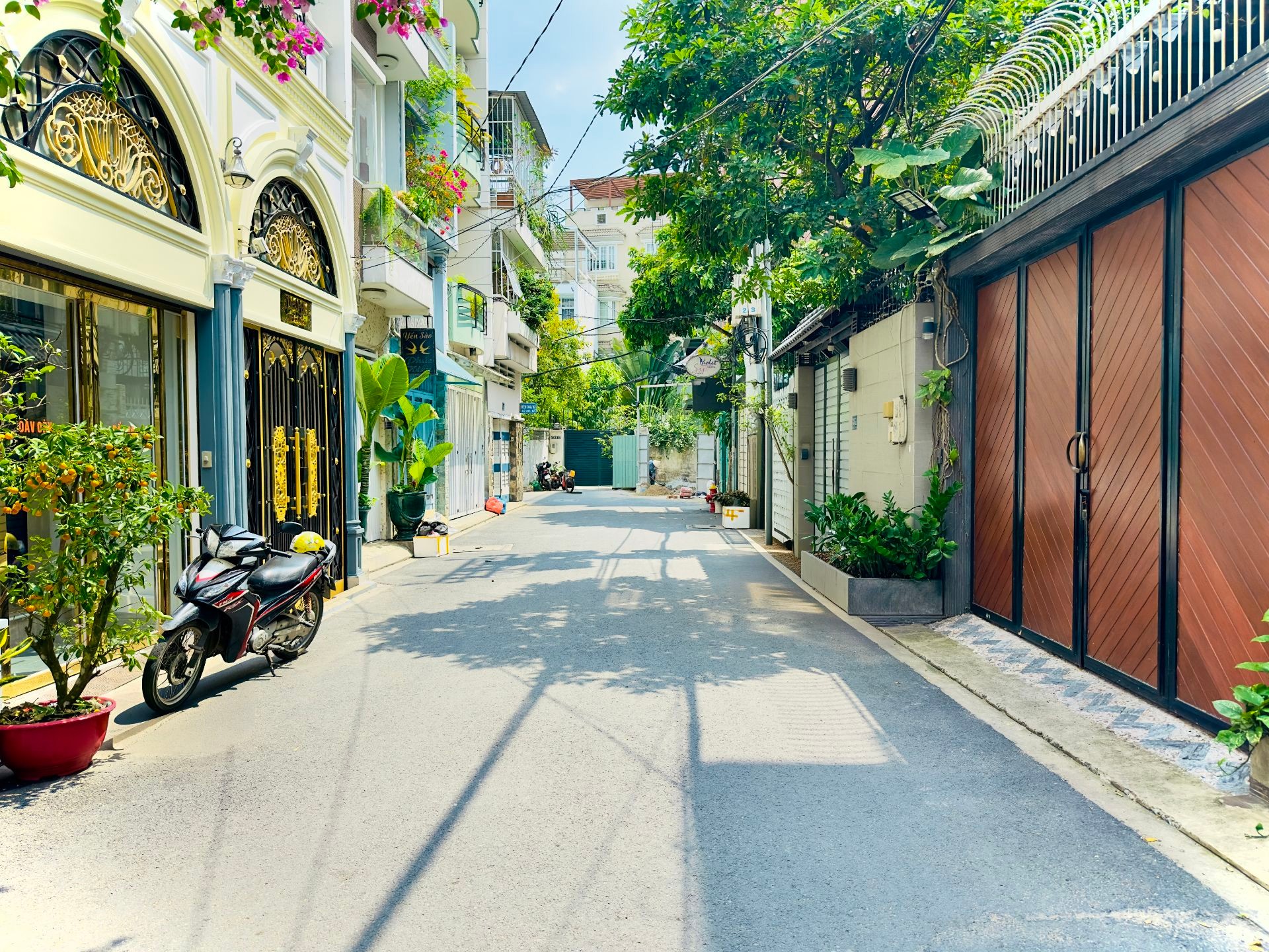 Nhà 4 tầng 6 phòng ngủ hướng Đông Nam tại quận Tân Bình giá 20 tỷ