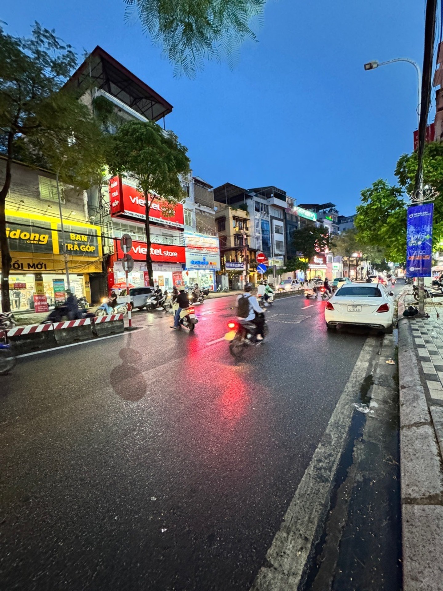 Nhà mặt phố 7 tầng thang máy siêu sang ở Tây Hồ