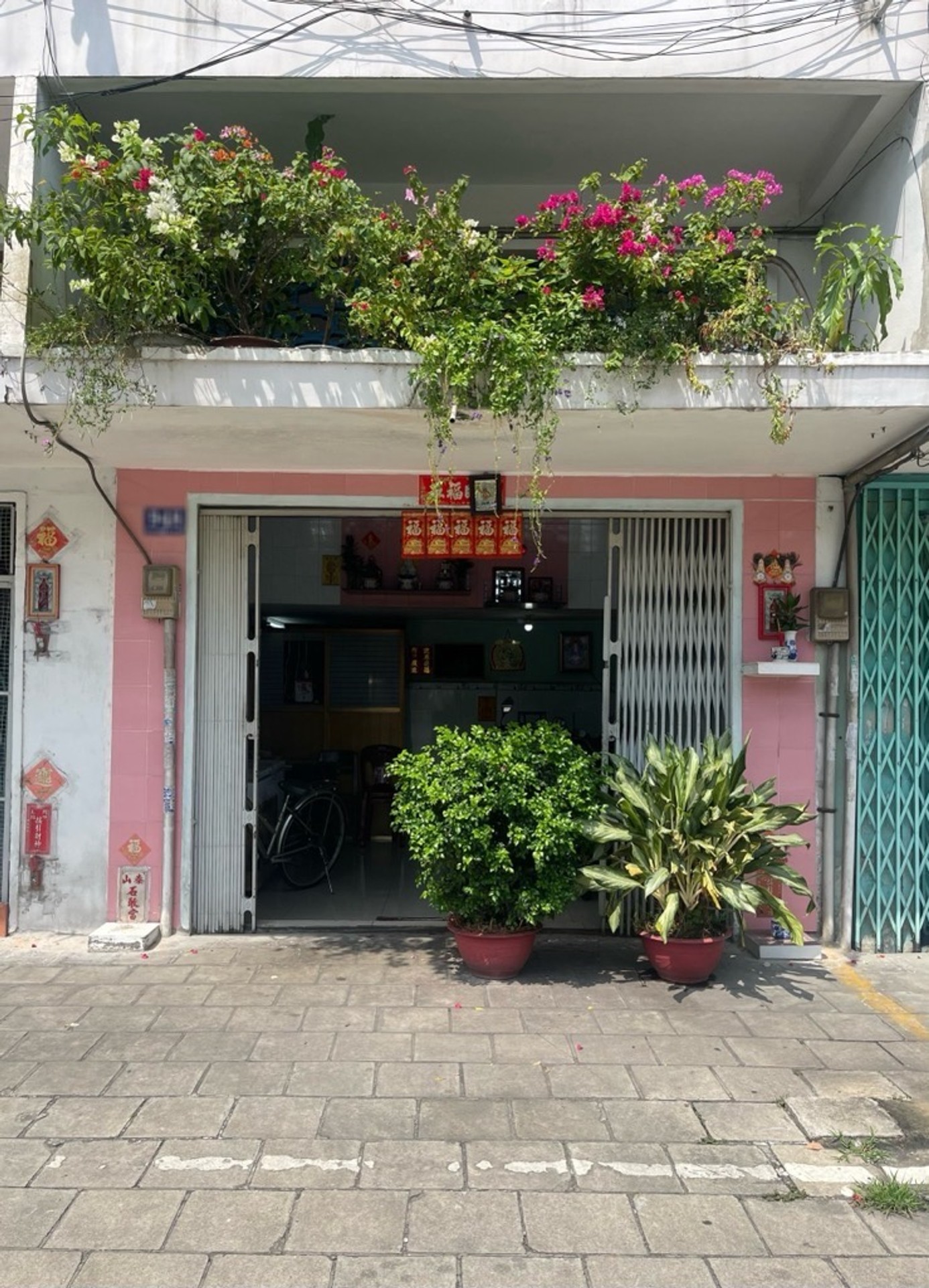 Mô tả: + Kết cấu: trệt, lửng, 3 phòng ngủ (có phòng ở tầng trệt), 1WC, giếng trời lấy sáng.