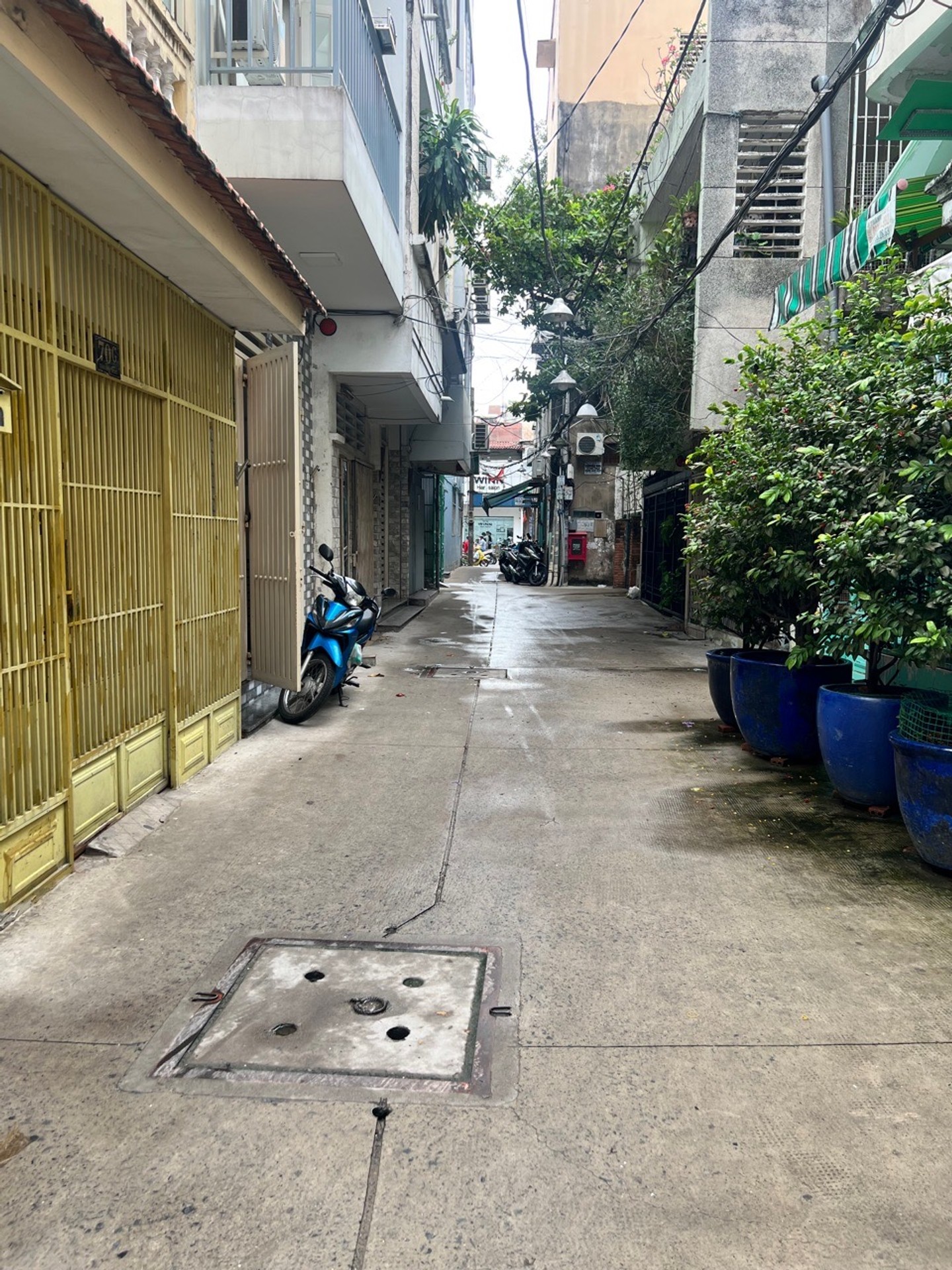 Diện tích: 3,2m × 8m • Kết cấu: 1 trệt + 2 lầu + sân thượng • Diện tích sàn đã hoàn công: 81m²