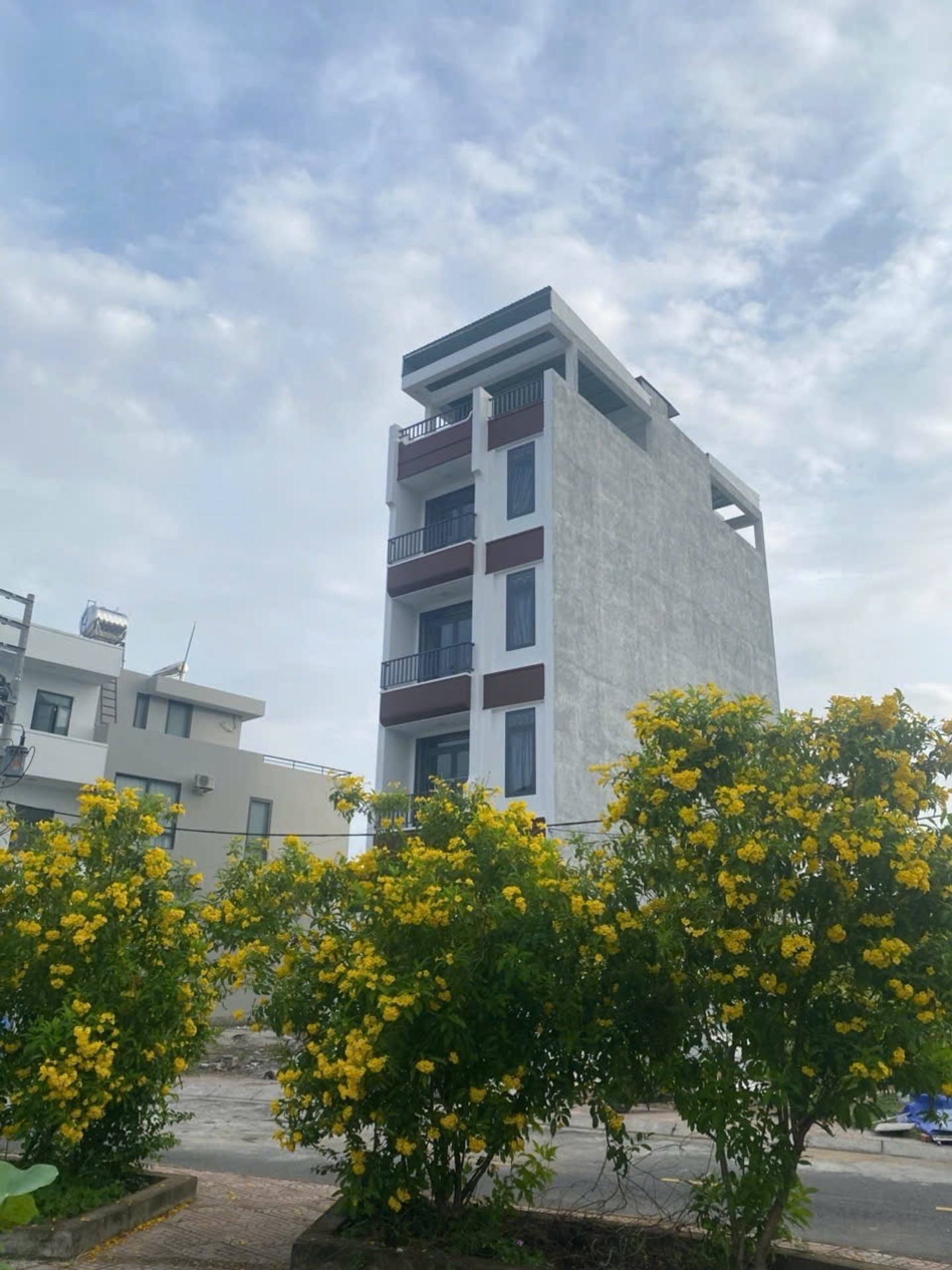 Nhà 6 tầng hiện đại siêu rộng Lê Văn Lương