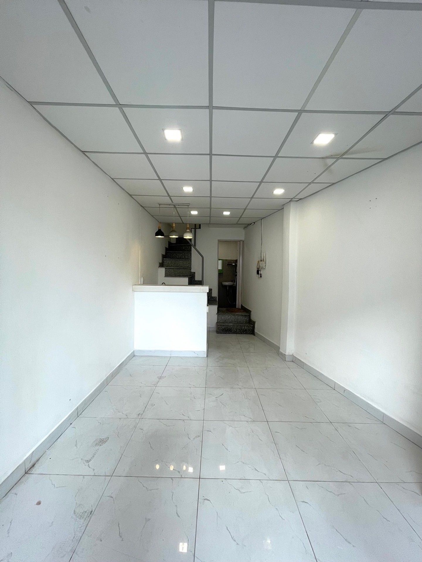 Nhà nhỏ xinh hẻm ô tô thông ngay Lạc Long Quân, cơ hội hiếm giá chỉ 3.65 tỷ