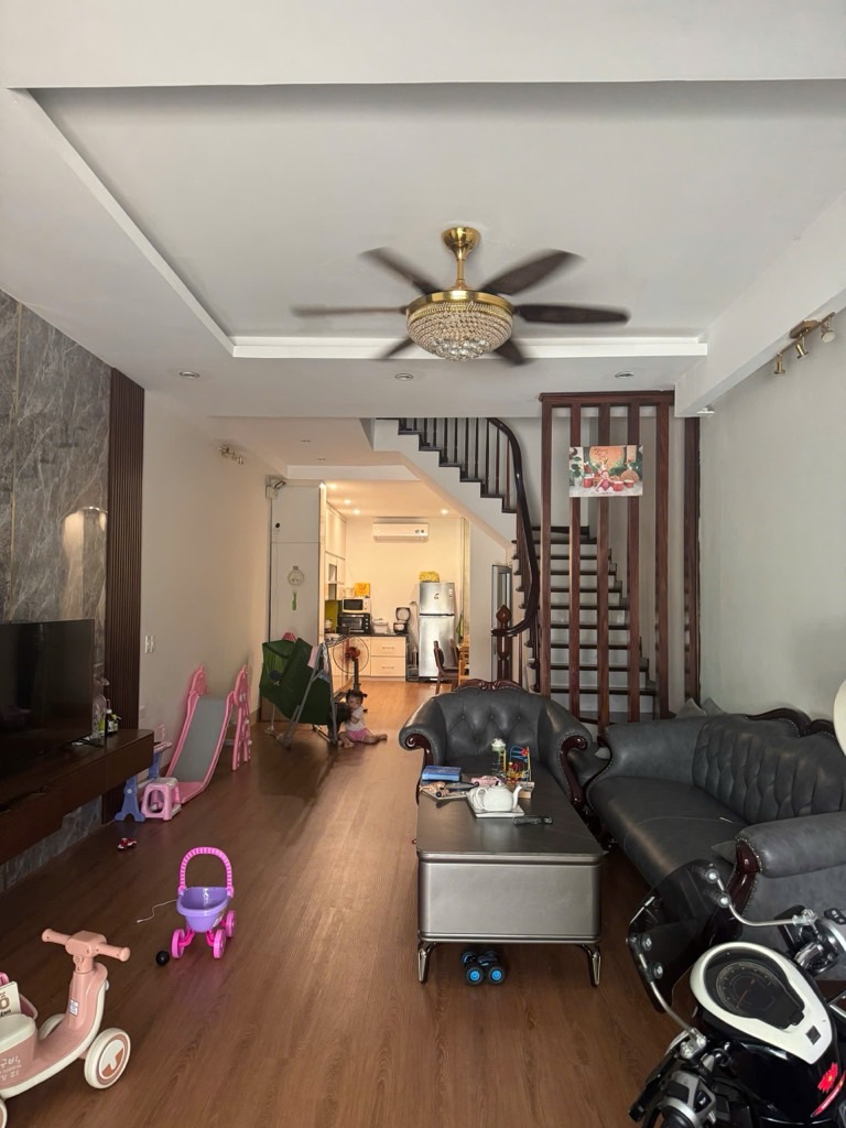 Nhà 4 tầng phân lô ô tô đỗ vỉa hè rộng tại Lạc Trung