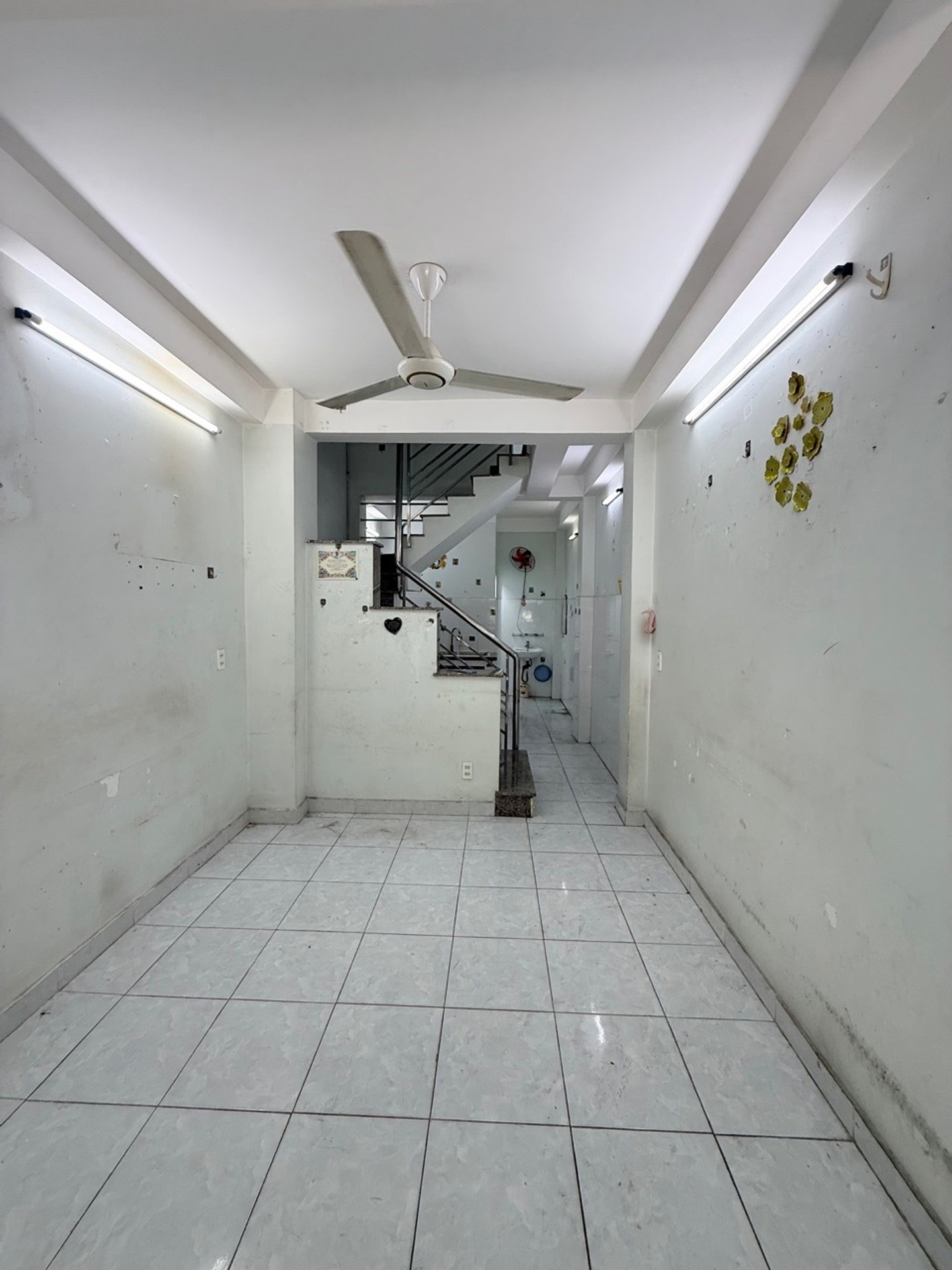 Cơ hội vàng sở hữu nhà 5 tầng rộng thoáng tại Lạc Long Quân, giá chỉ 6.35 tỷ