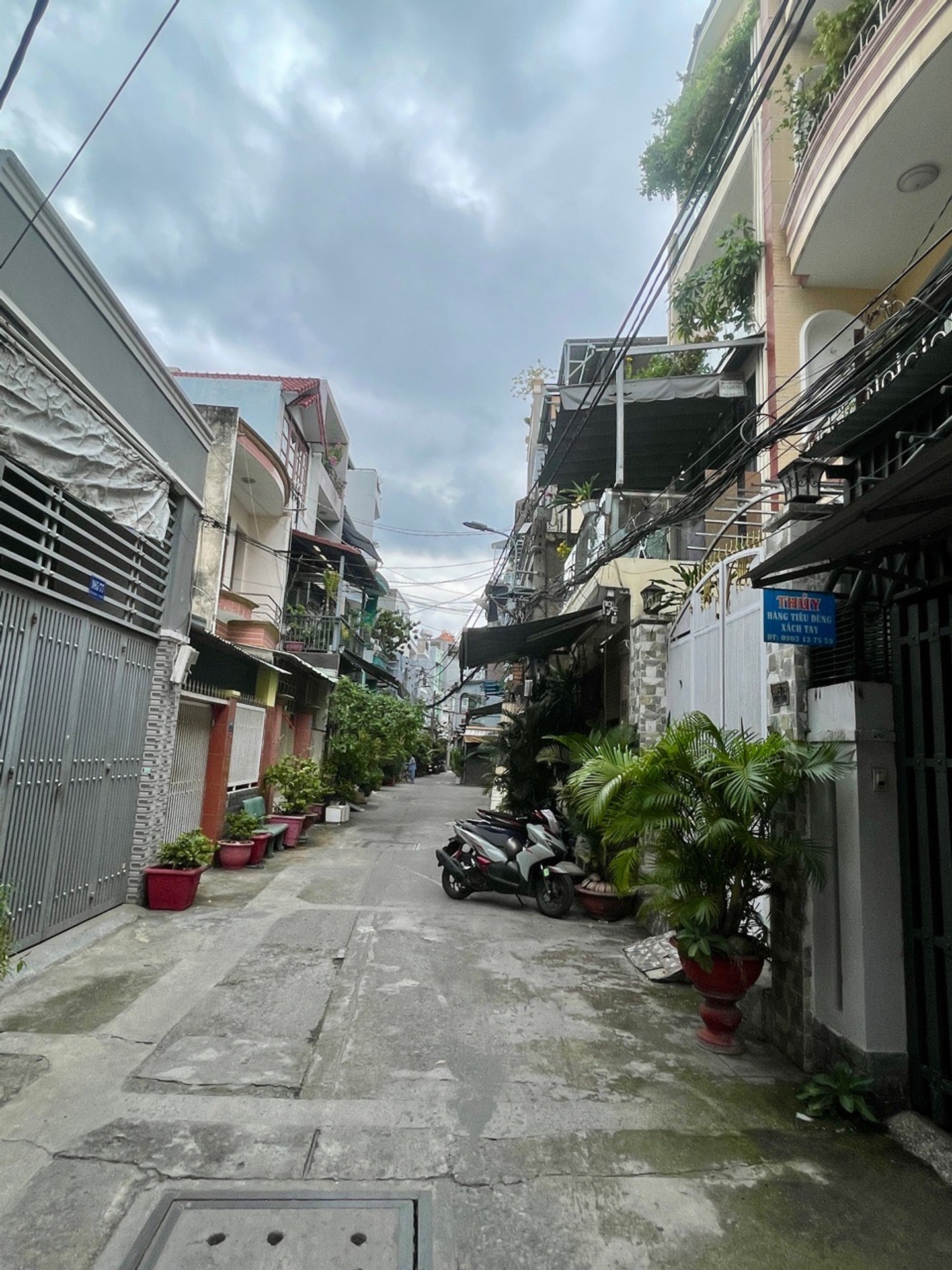 Bán nhà 4 tầng 61m2 hẻm Lạc Long Quân, 7 phòng ngủ, giá 11 tỷ