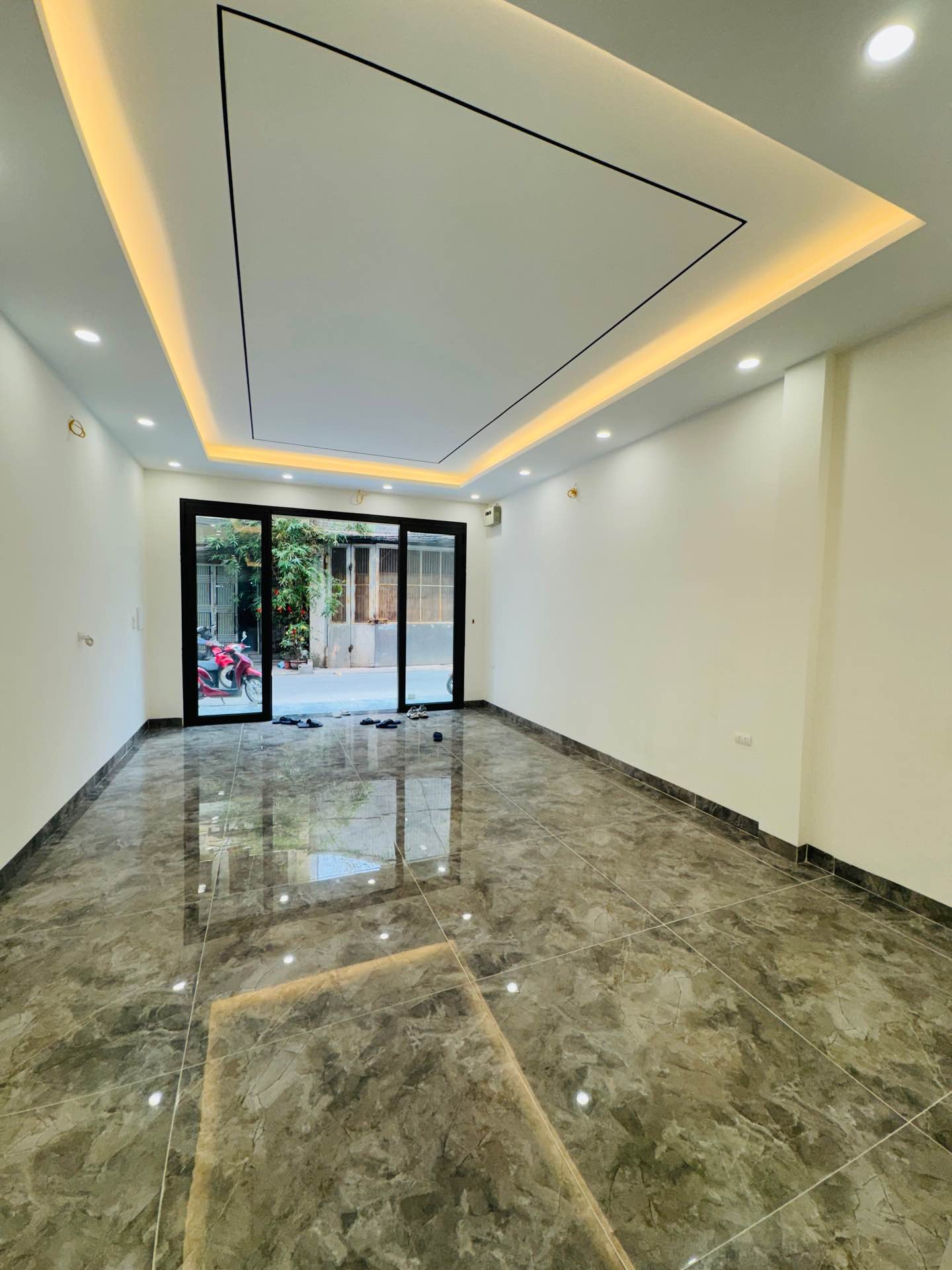 Bán nhà riêng 6 tầng Tân Mai, mặt tiền 4.5m, ô tô vào nhà, thang máy, kinh doanh đỉnh.