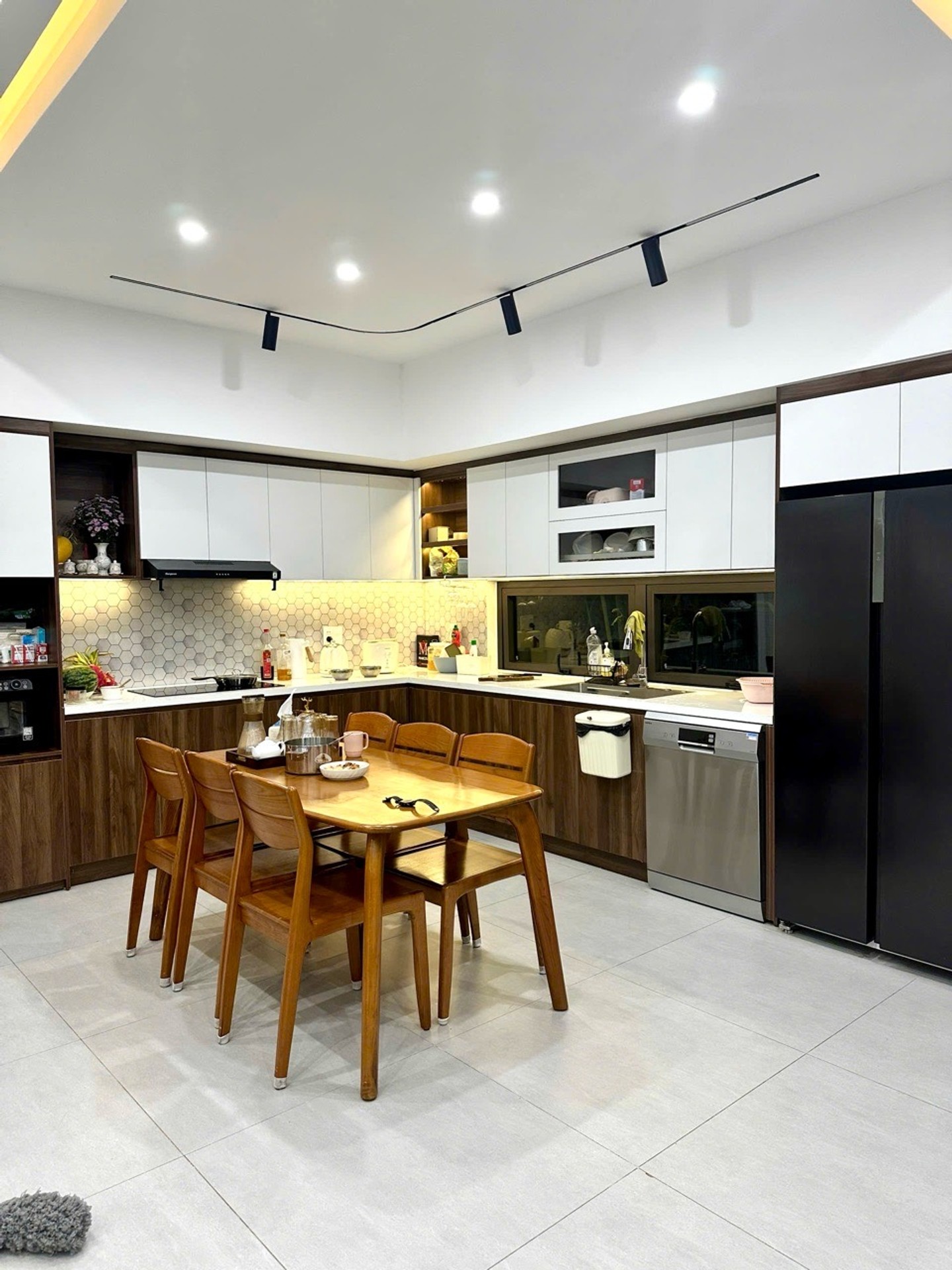 Nhà 3 tầng rộng 80m² khu Tôn Đản, hẻm ô tô, giá 4.73 tỷ