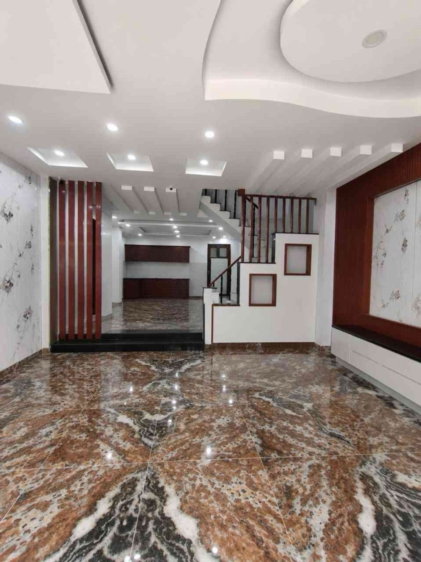 Nhà 5 tầng Tân Hương, 6x13m, 7 phòng ngủ giá 9.8 tỷ