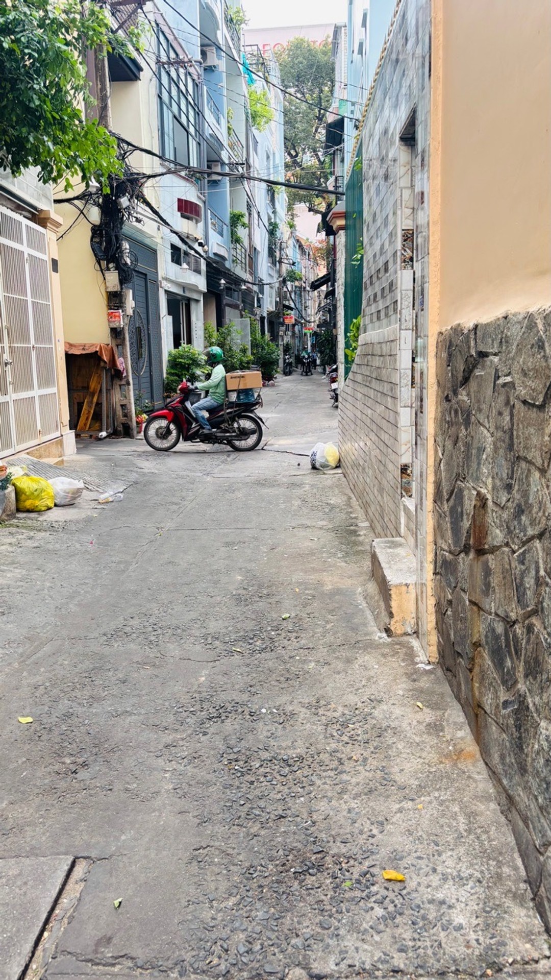Kết cấu: 1 trệt, 1 lửng, 2 lầu, sân thượng  Công năng: 5 phòng ngủ, 5 WC  Nhà đúc bê tông cốt thé