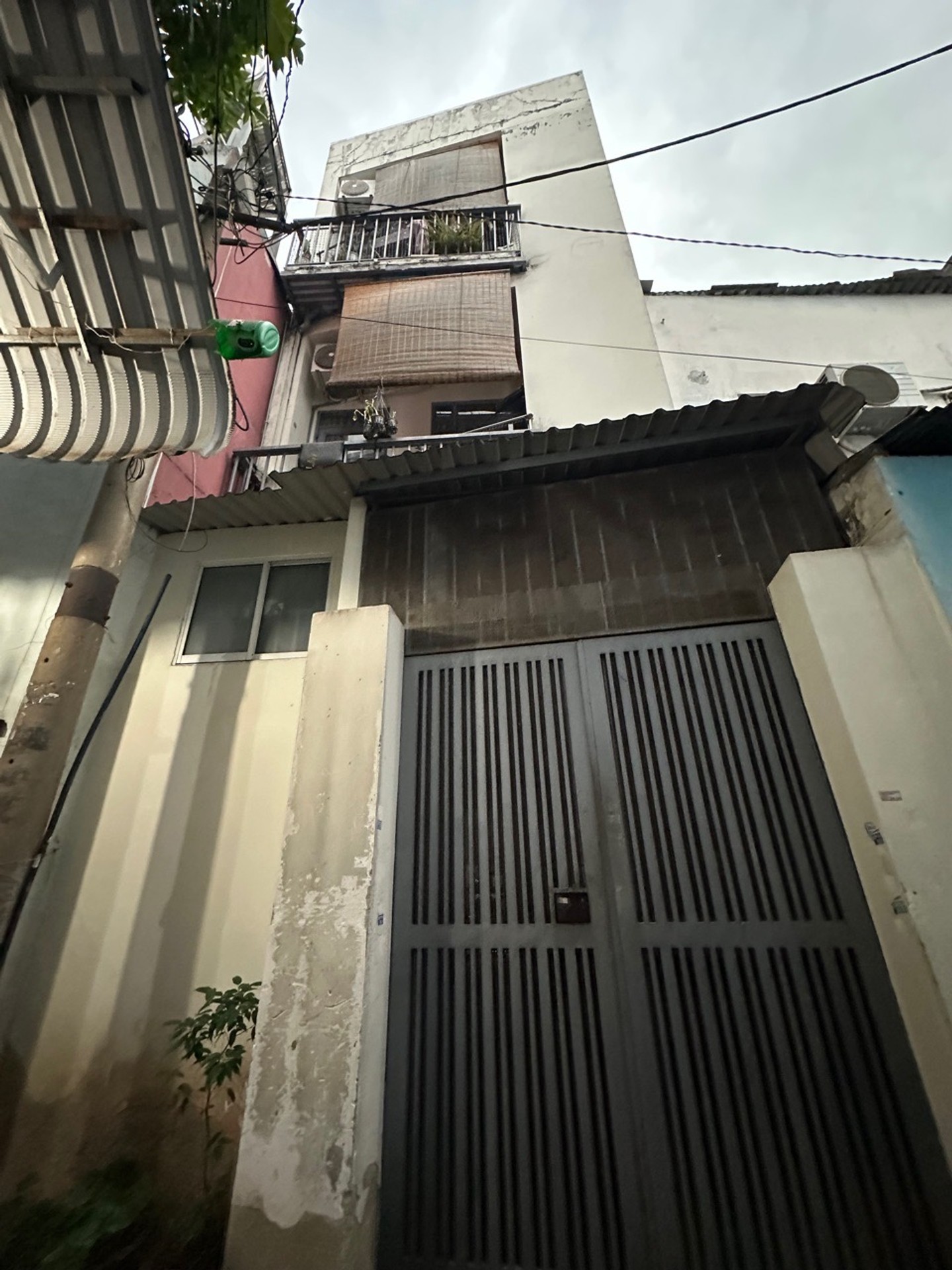 Nhà hẻm xe hơi quay đầu, diện tích 61.5m2, 4 tầng kiên cố tại Lạc Long Quân