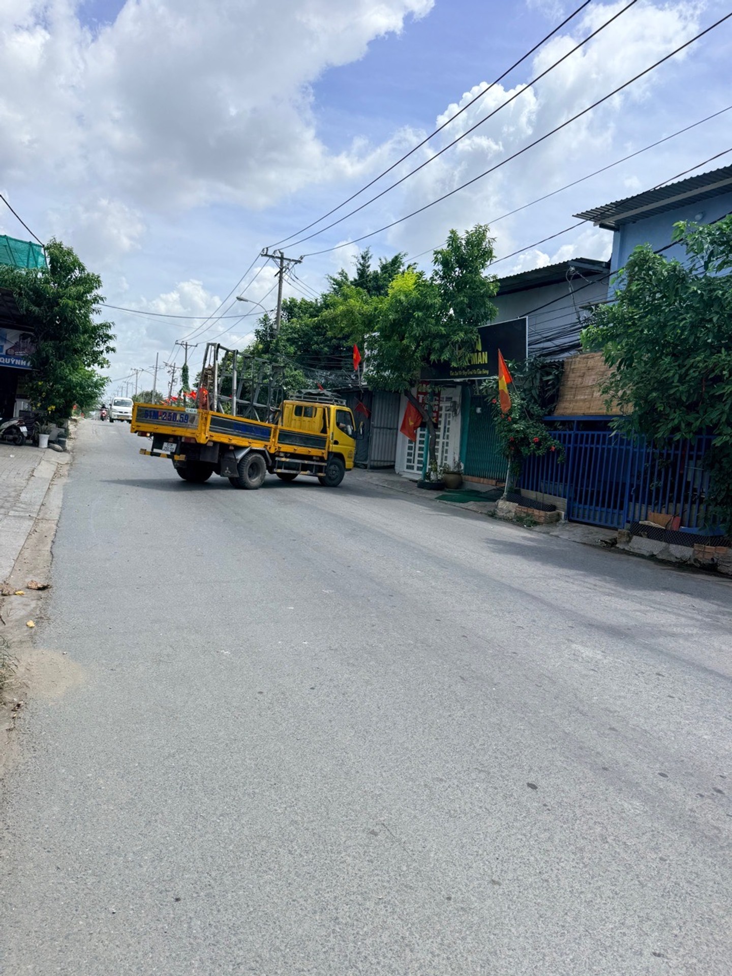 Nhà đang cho thuê 8triệu/tháng.
Nhà 2 tầng. 3 phòng ngủ, 2wc.
- Pháp lý mua bán vi bằng