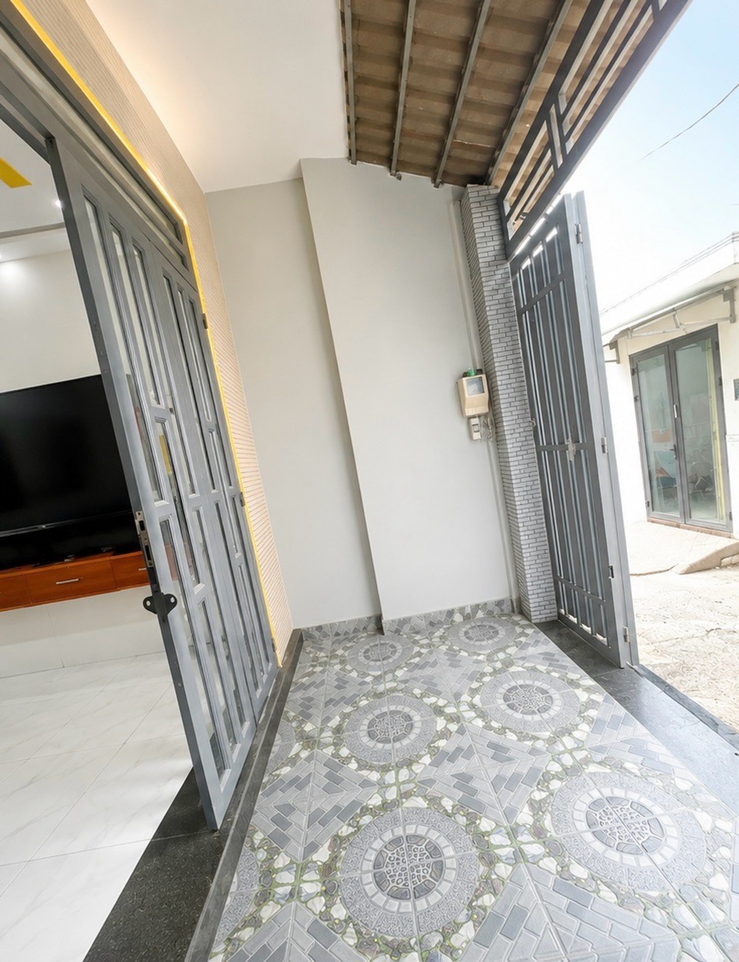 Bán nhà 2 tầng gần ngã tư Bình Phước, 4 phòng ngủ, giá 5.6 tỷ
