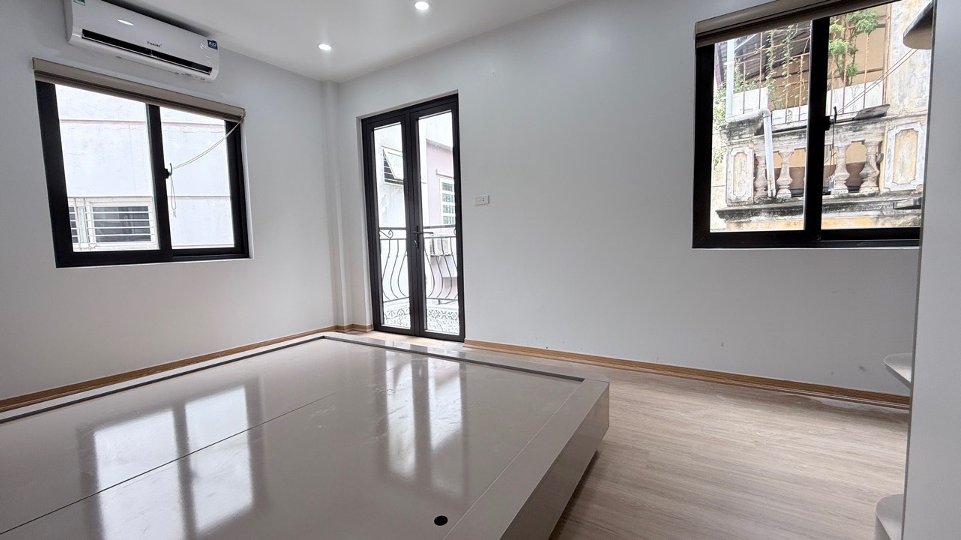 Nhà lô góc 5 tầng đẹp tại Đội Cấn với đầy đủ nội thất, gần ngã tư Liễu Giai - Văn Cao