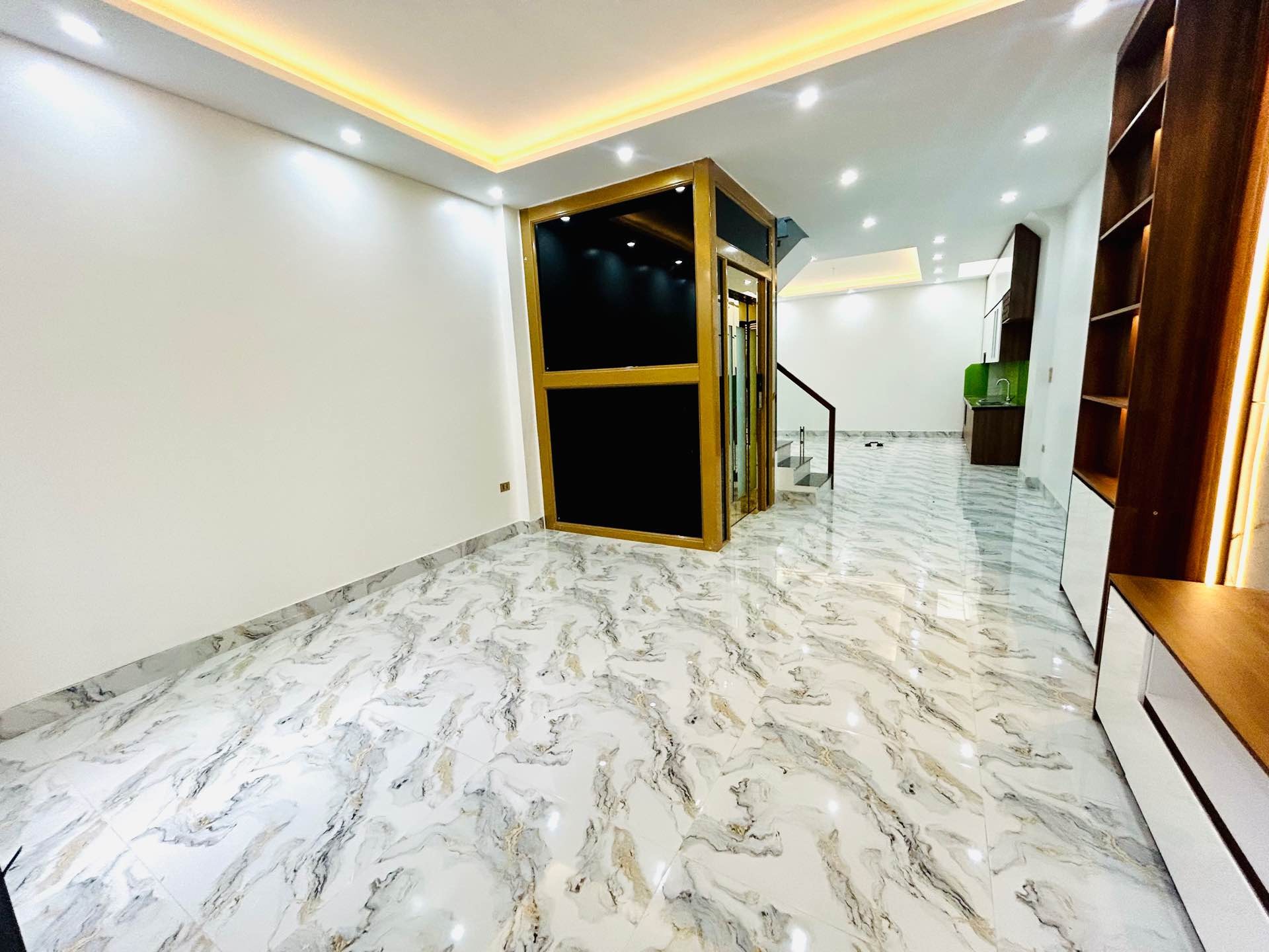 Nhà Phân Lô Gần Phố, Thang Máy Sang Trọng