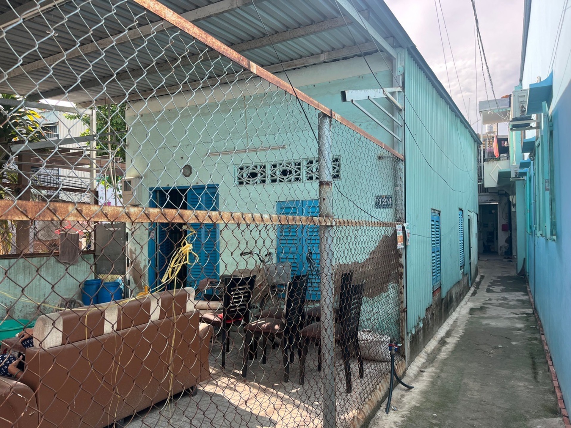 Nhà cấp 4 góc hẻm thoáng mát, gần QL50 mở rộng