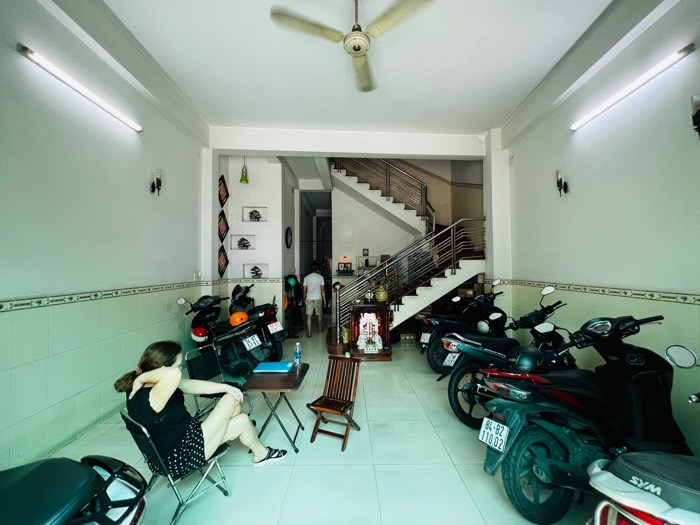 Mặt tiền khủng ngay chợ - Nhà 4 tầng 9 phòng rộng rãi