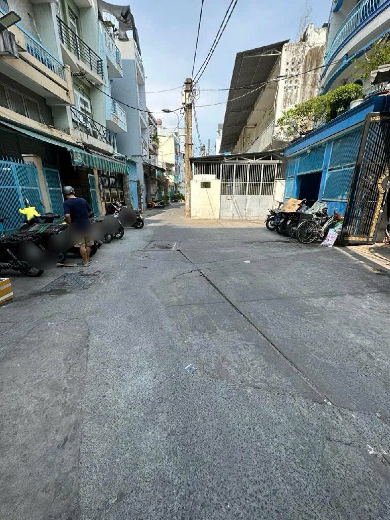 B.ÁN NH.À HẺM XE TẢI THÔNG - KHU
PHAN XÍCH LONG - Q11 - DT: KHỦNG 331M2 - NGANG 8M NỞ HẬU 16M x 26