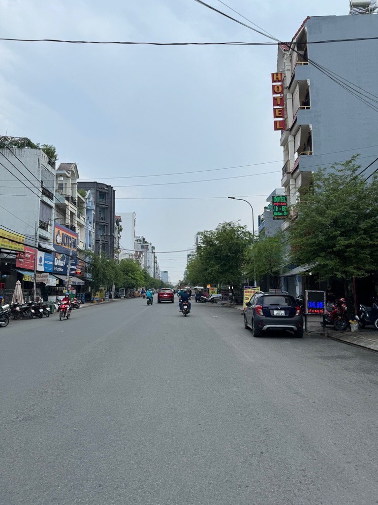 Nhà 2 tầng rộng rãi, vị trí đẹp ngay Tân Bình